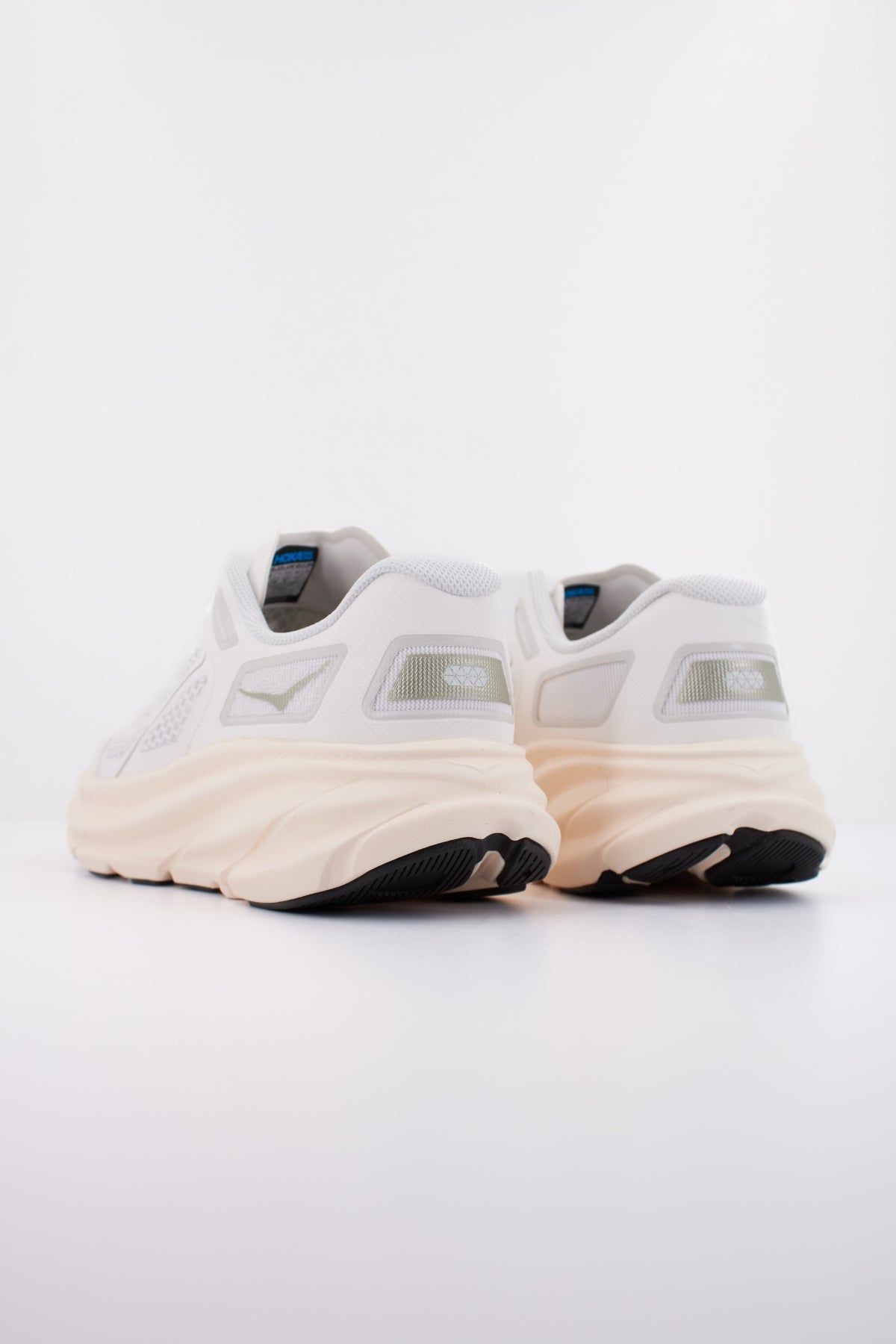 HOKA U CLIFTON ONE en color BLANCO  (4)