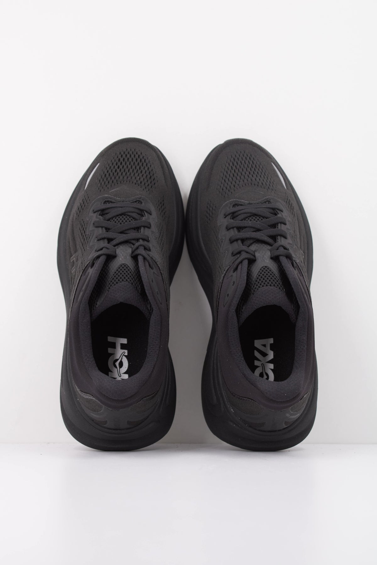 HOKA HO ZAPATILLA BONDI  en color NEGRO  (3)