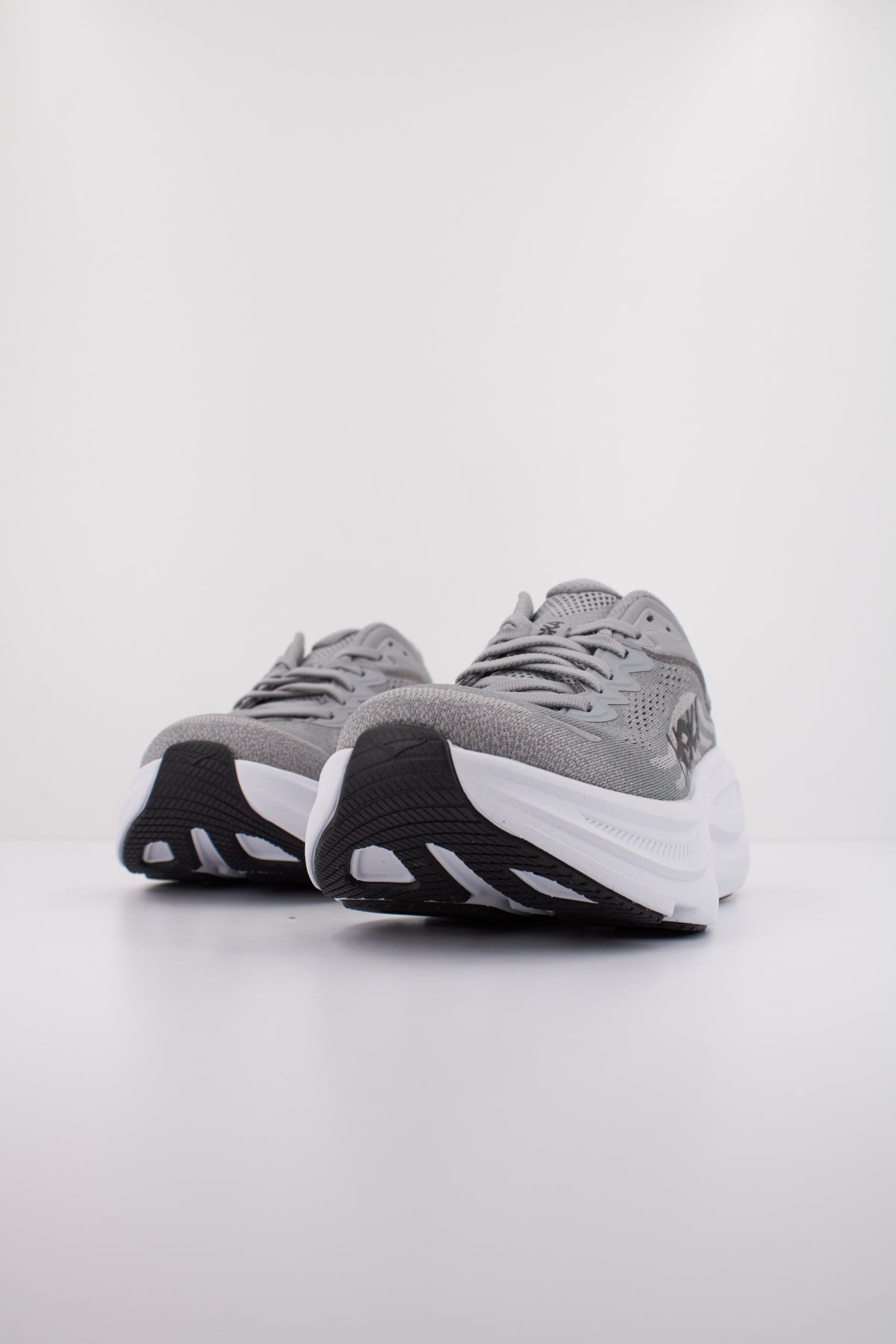 HOKA ZAPATILLA BONDI  en color GRIS  (2)