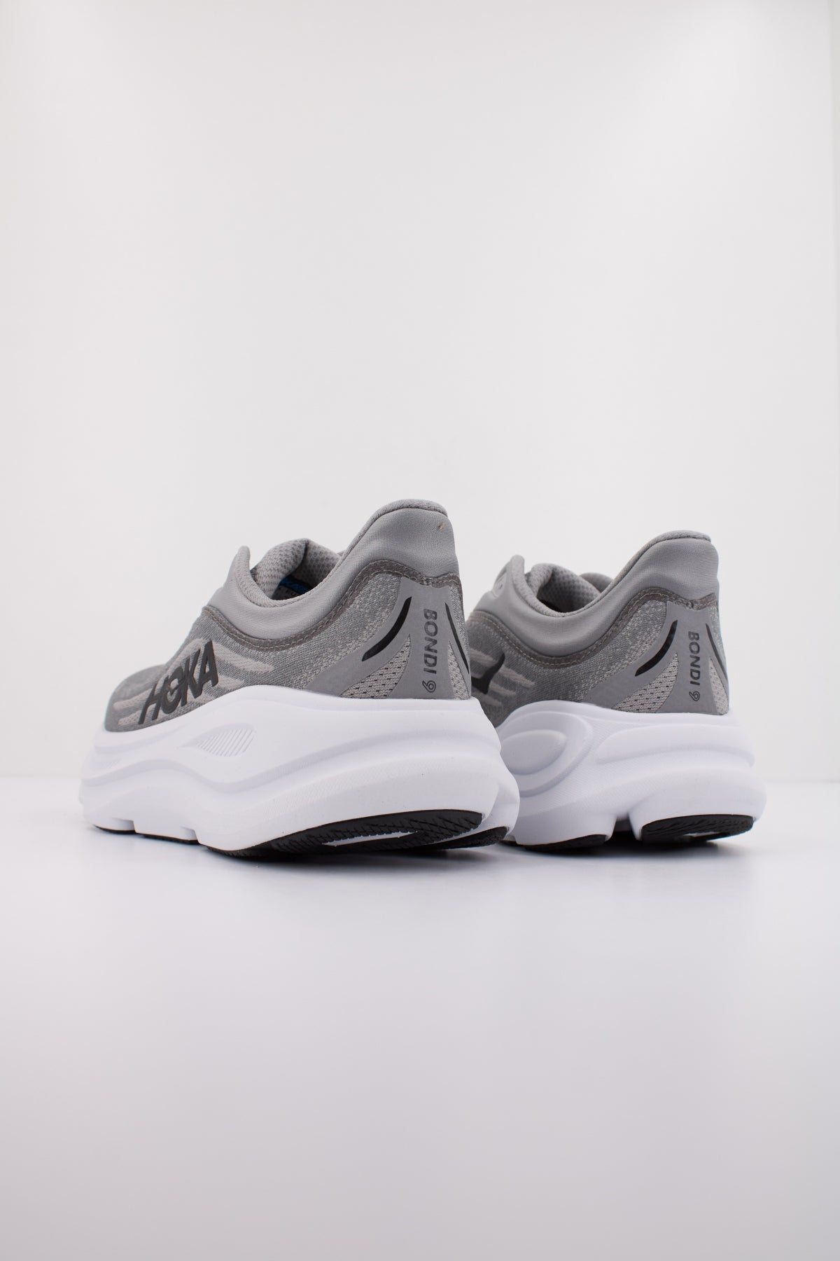 HOKA ZAPATILLA BONDI  en color GRIS  (4)
