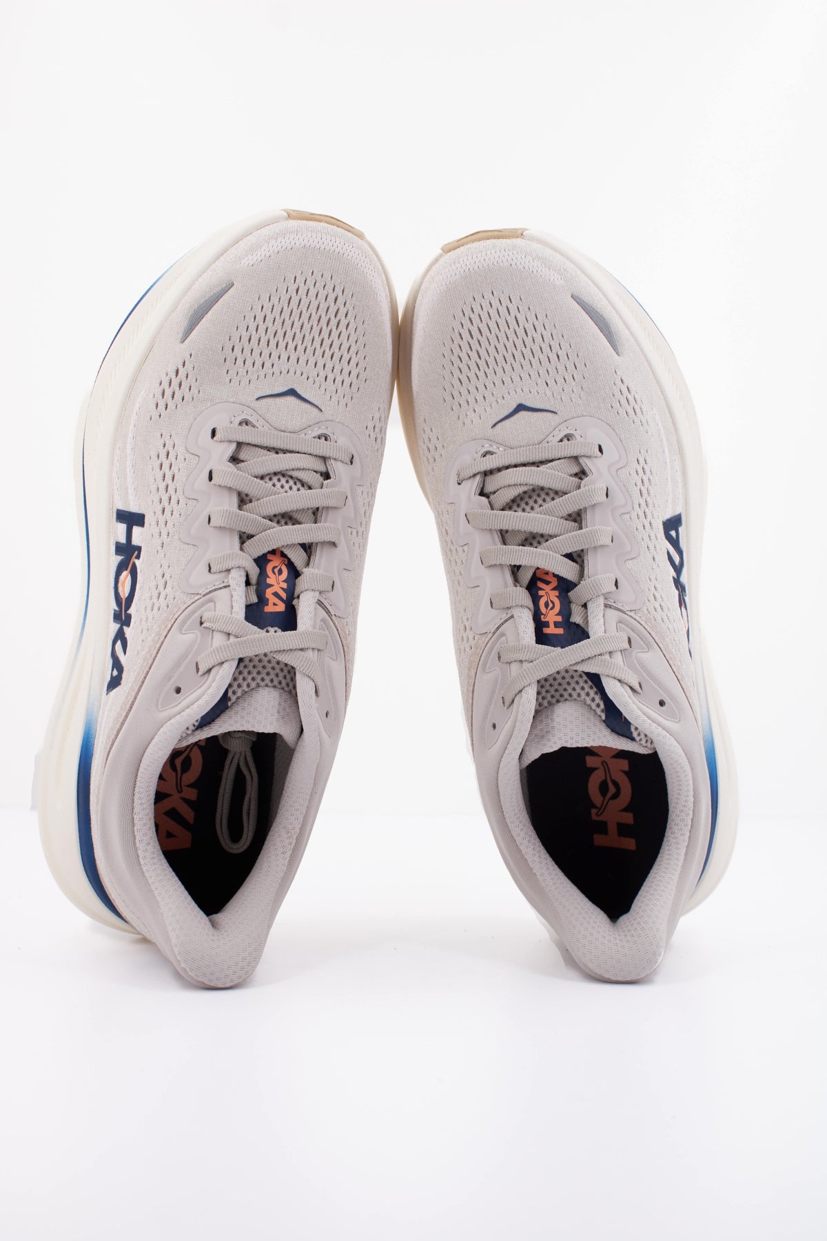 HOKA ZAPATILLA BONDI  en color BEIS  (3)