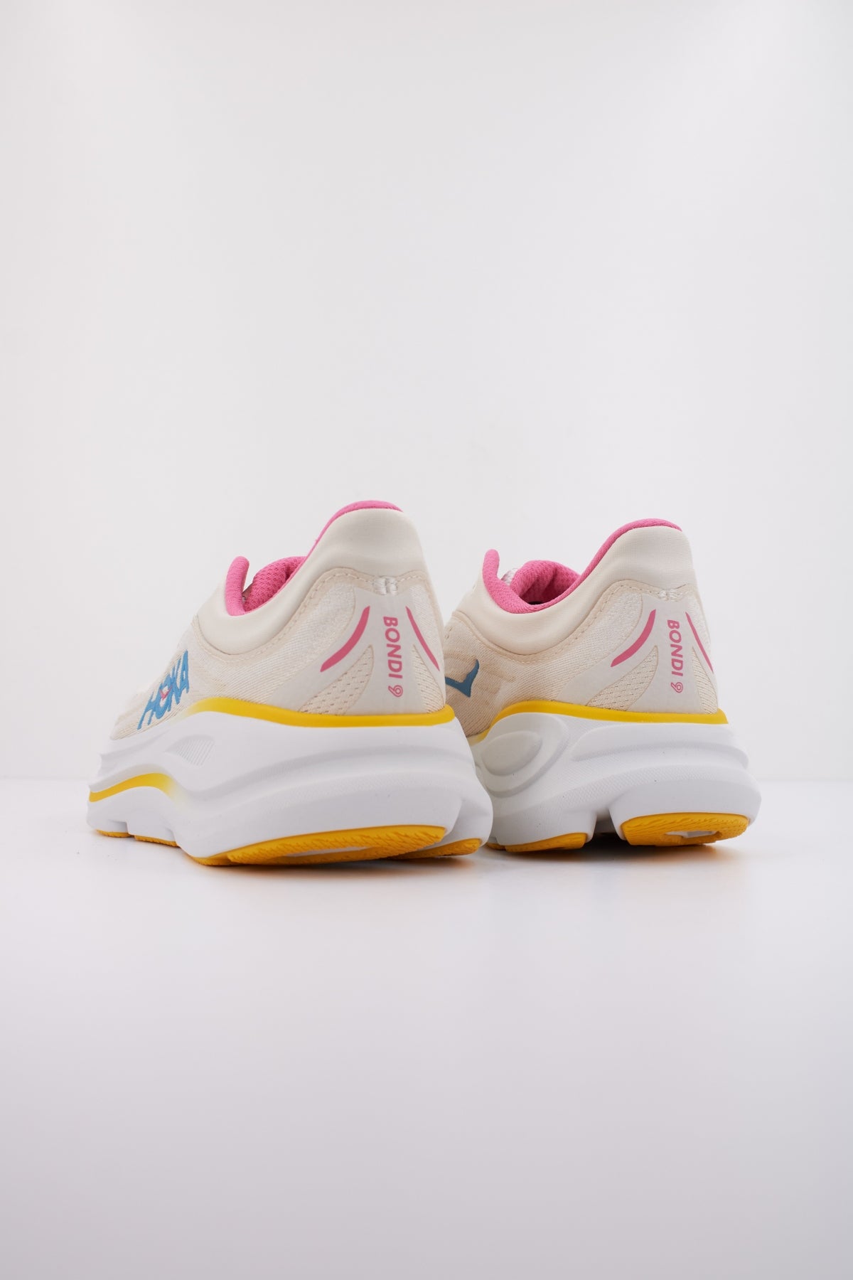 HOKA W BONDI  en color BLANCO  (4)