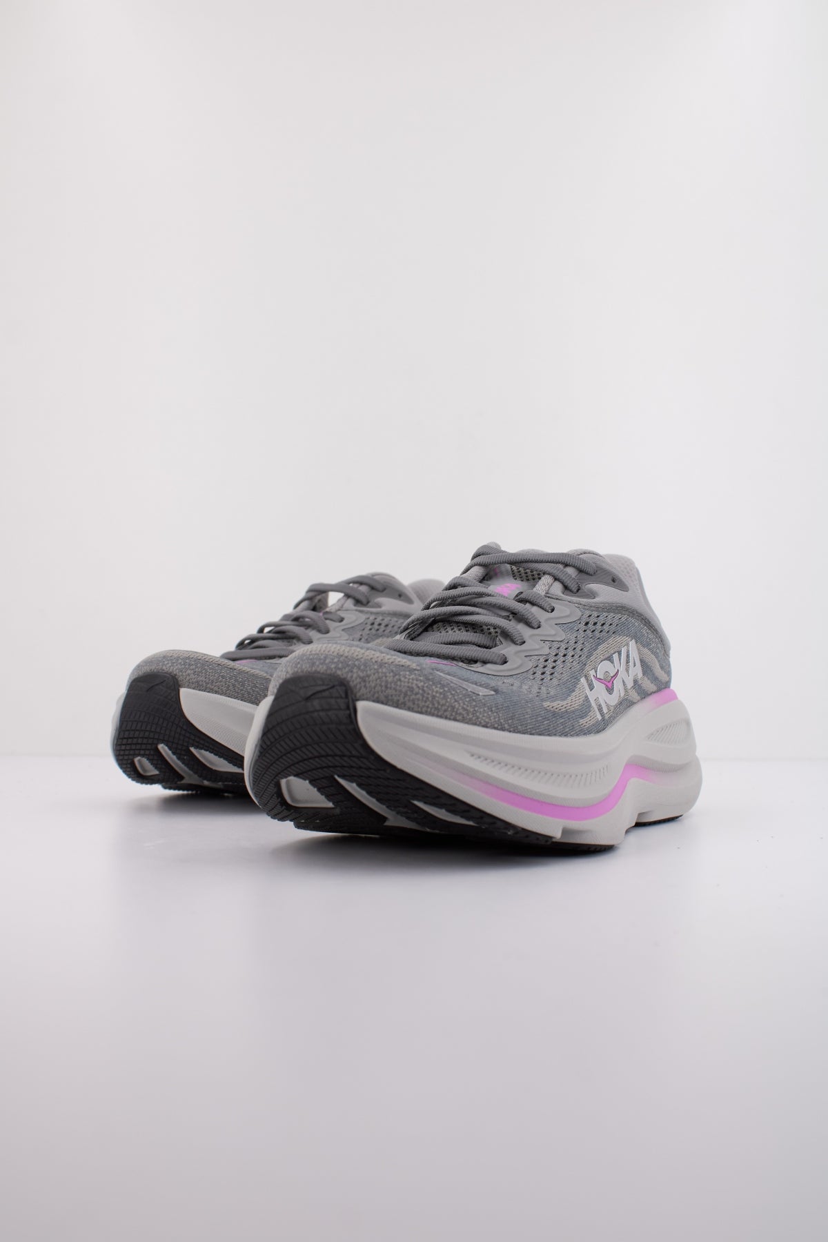 HOKA W BONDI  en color GRIS  (2)