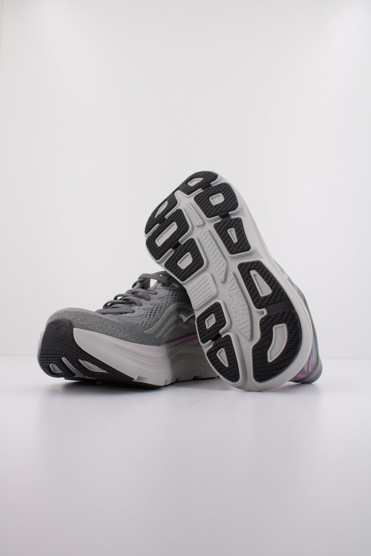 HOKA W BONDI  en color GRIS  (5)