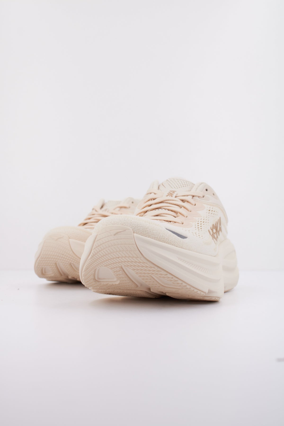 HOKA W BONDI  en color BEIS  (2)