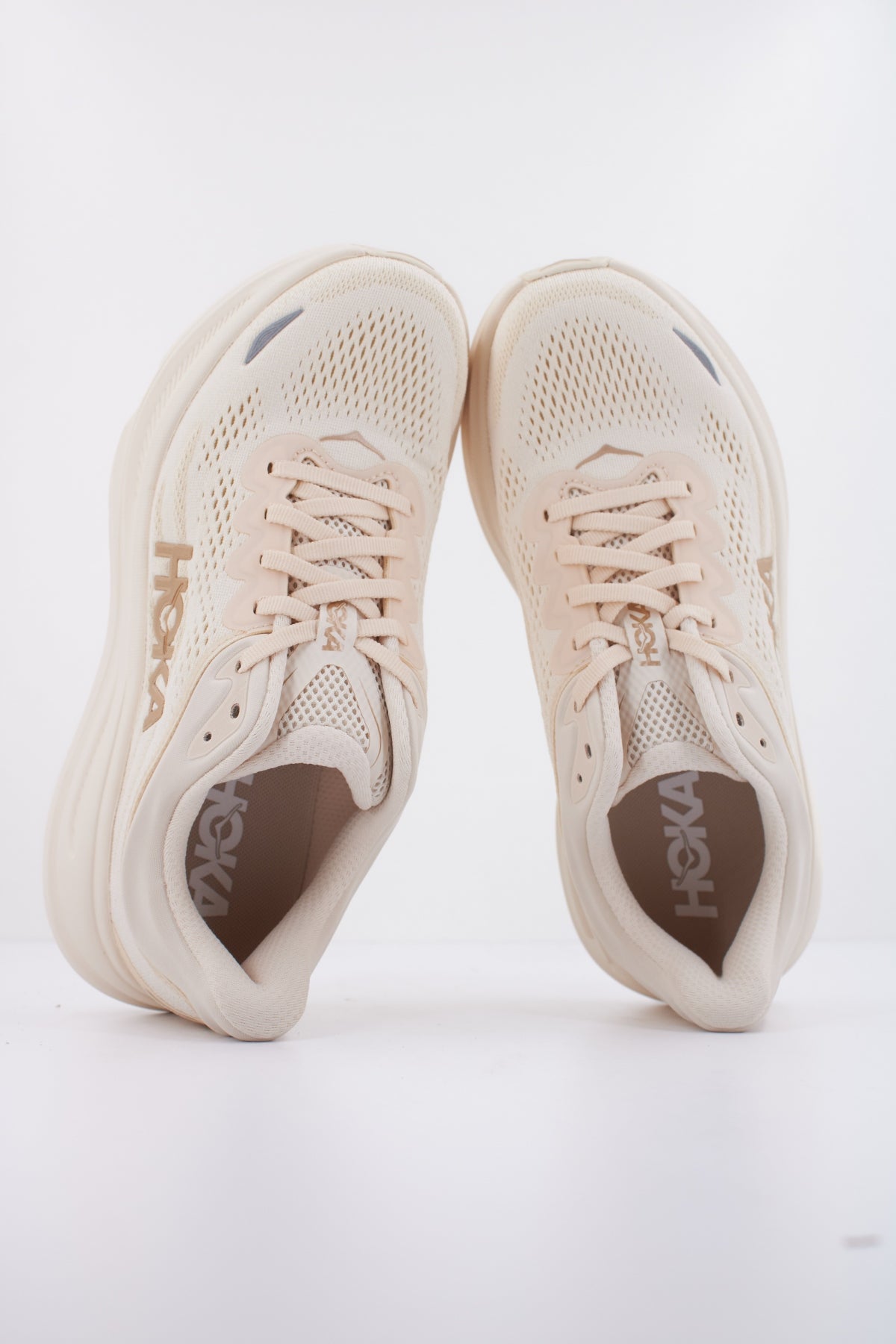 HOKA W BONDI  en color BEIS  (3)