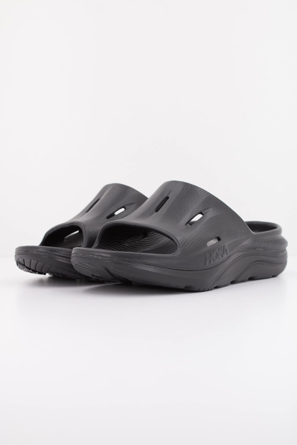 HOKA  U ORA RECOVERY  en color NEGRO  (2)