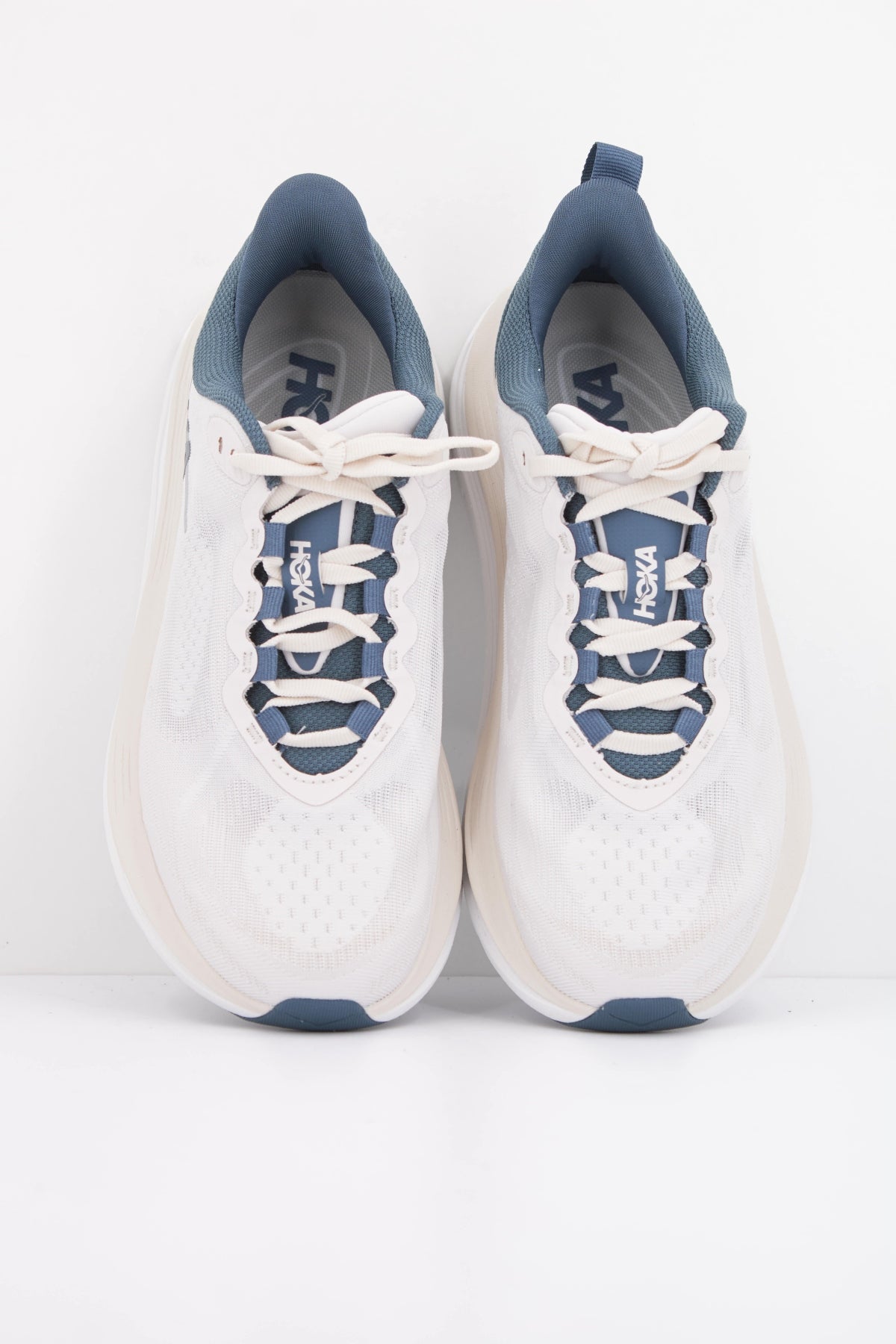 HOKA  W KAWANA  en color BEIS  (3)