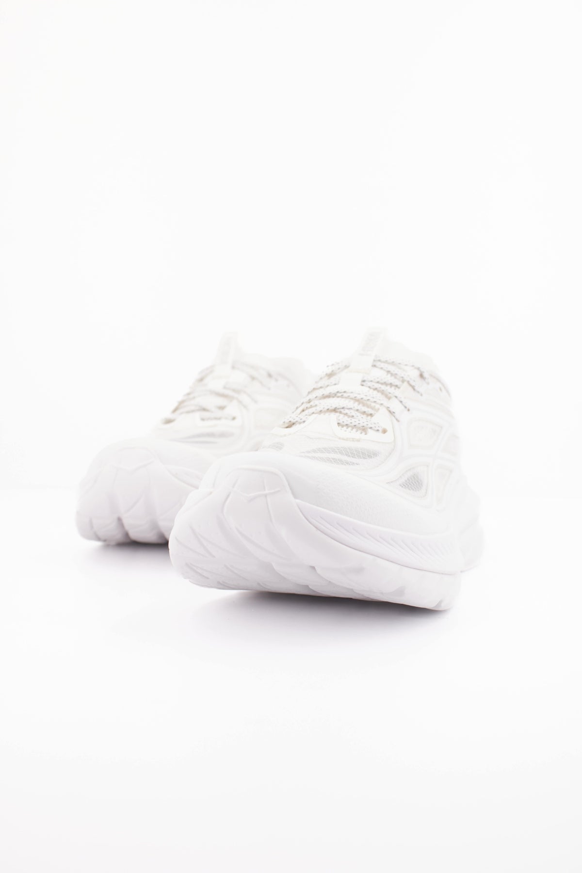 HOKA  W MACH REMASTER en color BLANCO  (2)