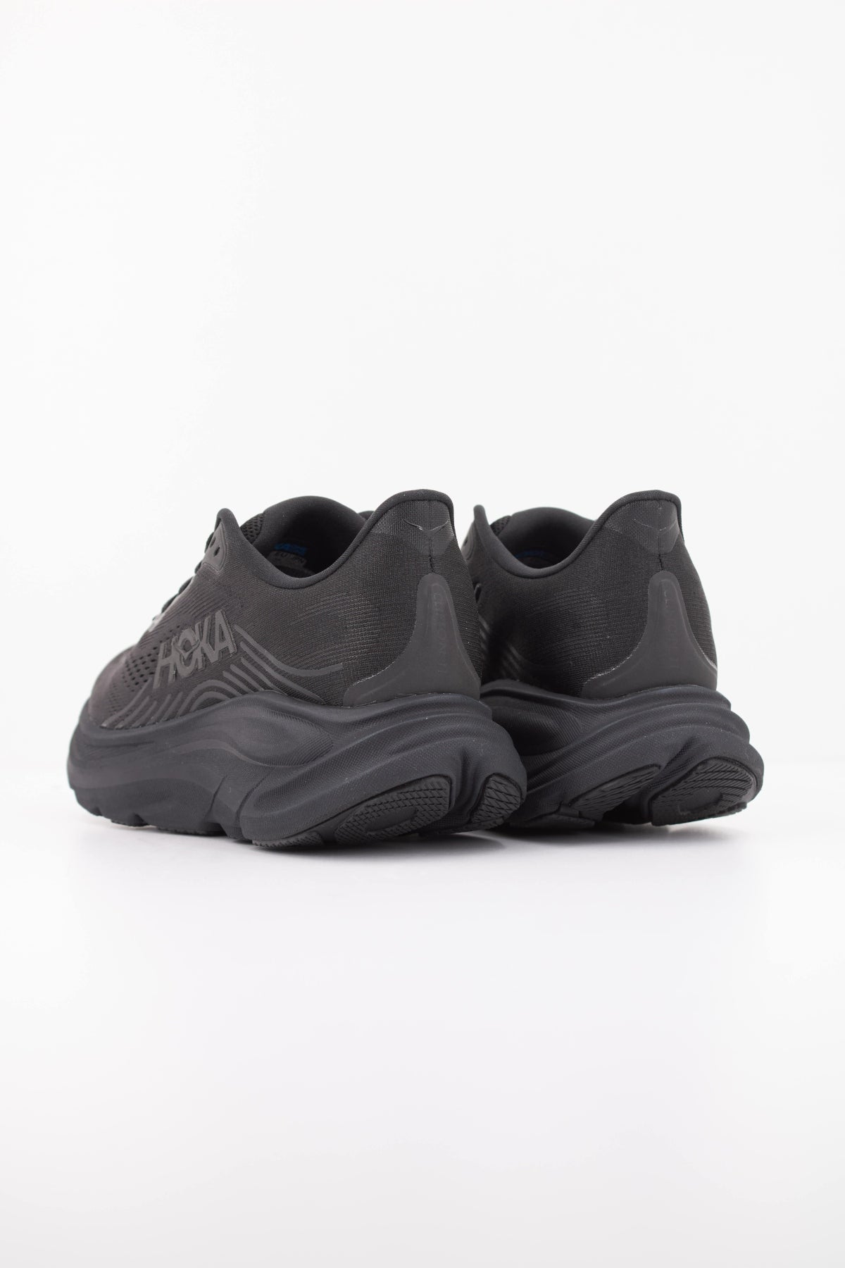 HOKA HO ZAPATILLA W CLIFTON  en color NEGRO  (4)