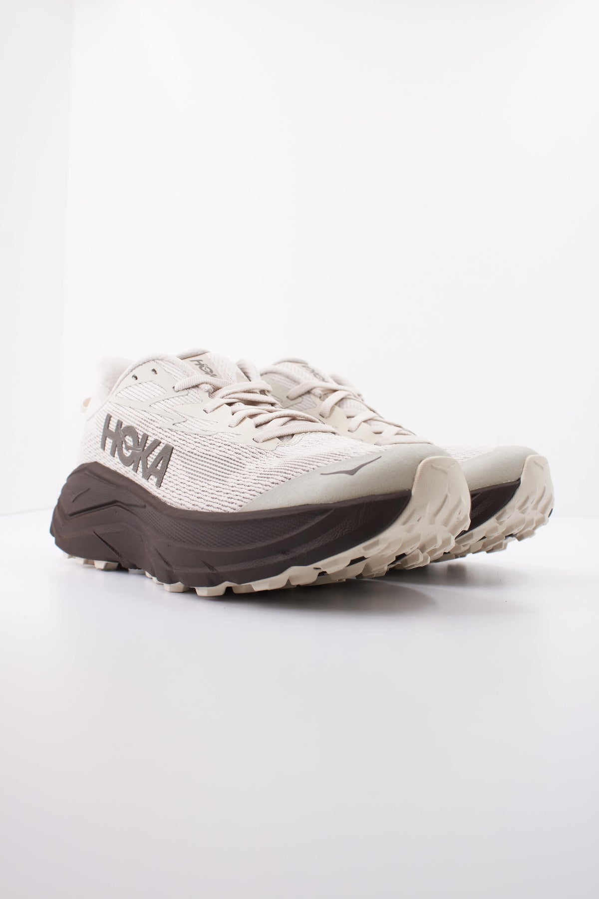 HOKA ZAPATILLA CHALLENGER  en color BEIS  (2)