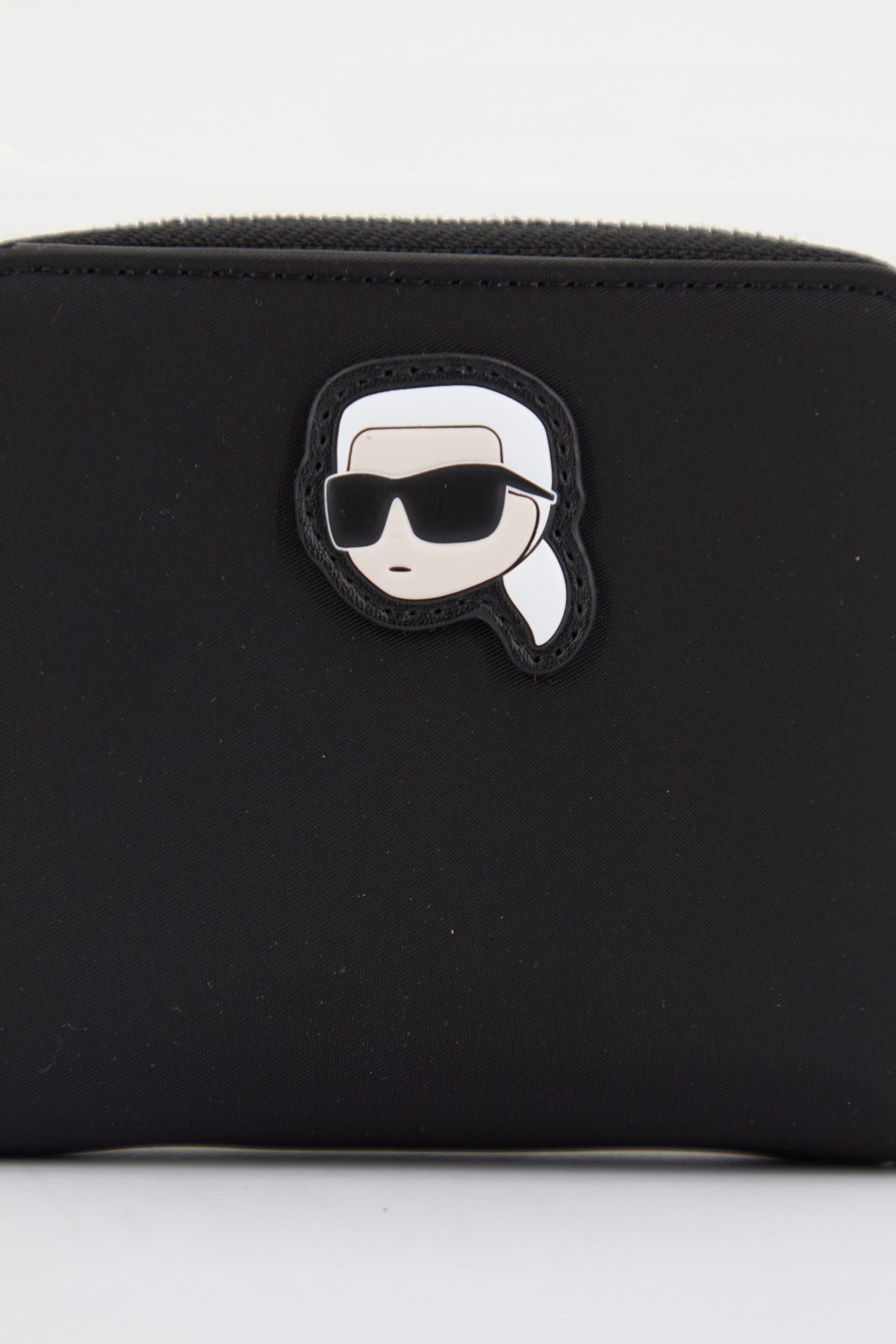 KARL LAGERFELD K/IKONIK . NYLON SM ZIP en color NEGRO  (4)