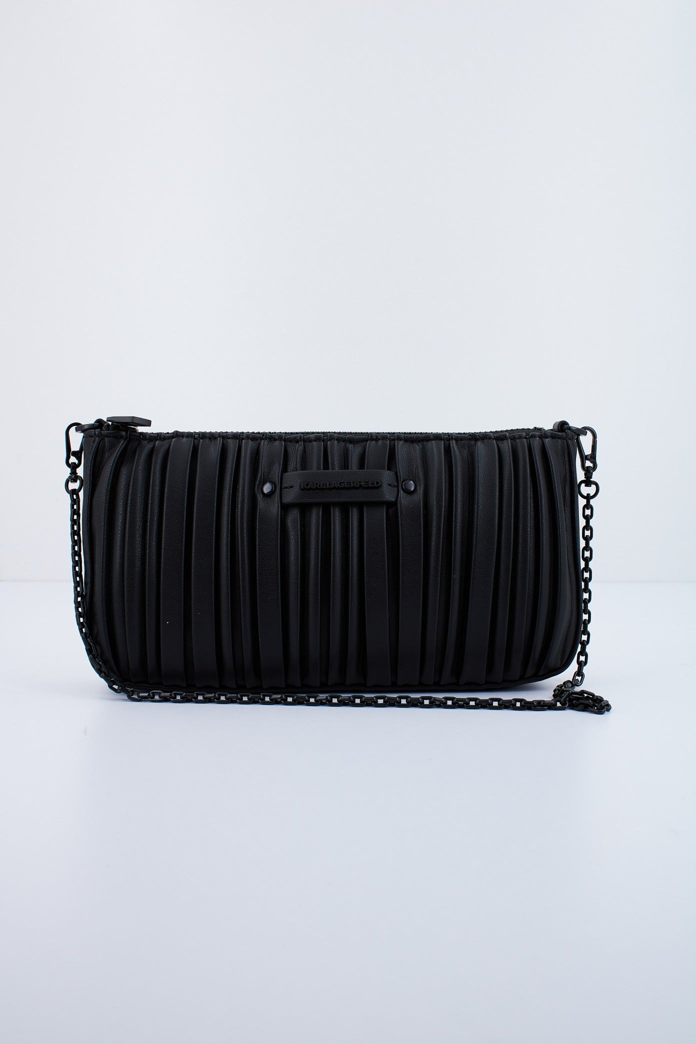 KARL LAGERFELD KUSHION SHOULDER POUCH en color NEGRO  (1)