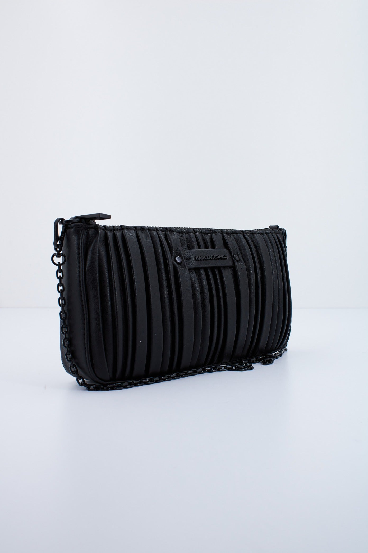 KARL LAGERFELD KUSHION SHOULDER POUCH en color NEGRO  (2)
