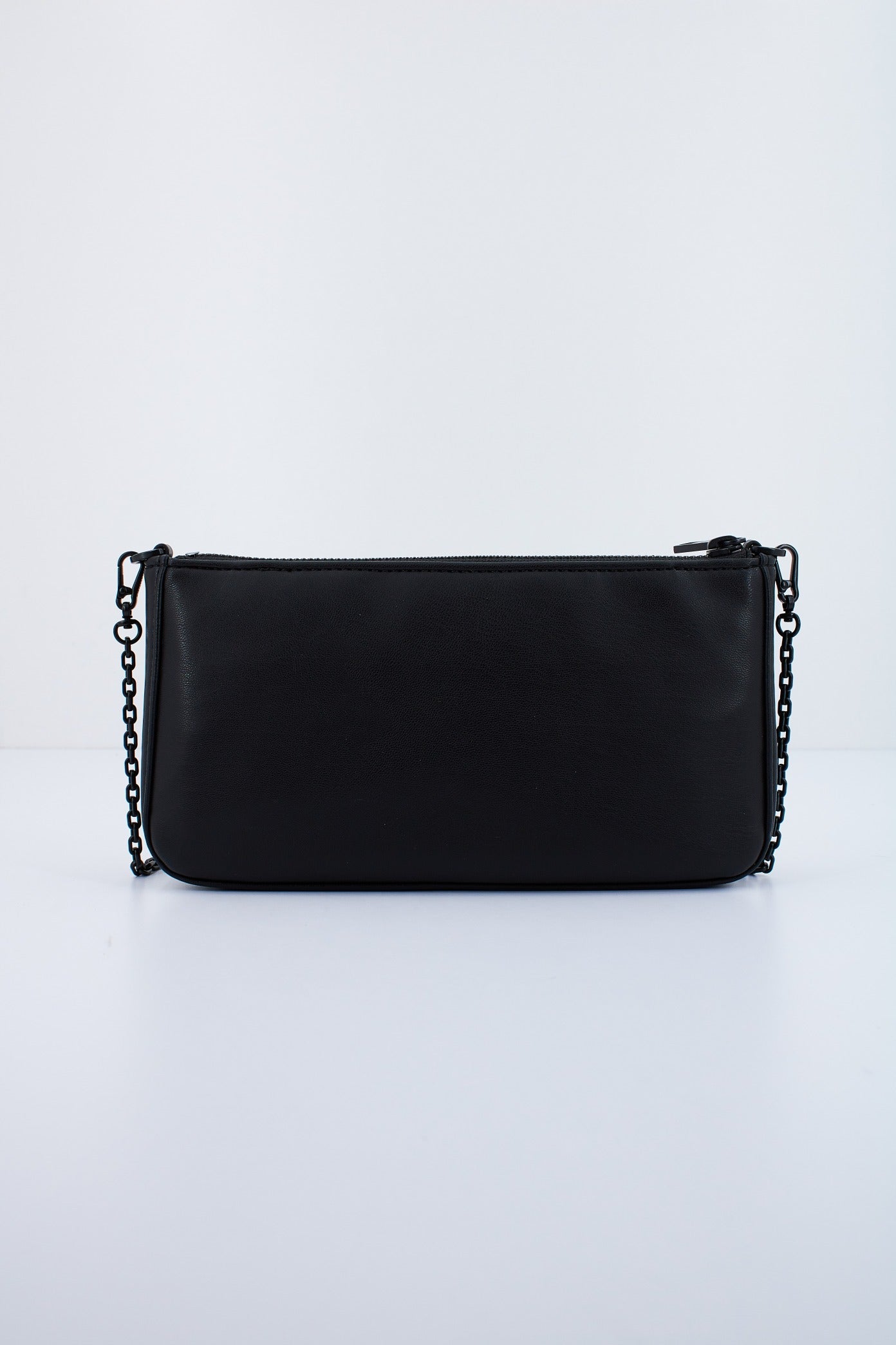 KARL LAGERFELD KUSHION SHOULDER POUCH en color NEGRO  (3)