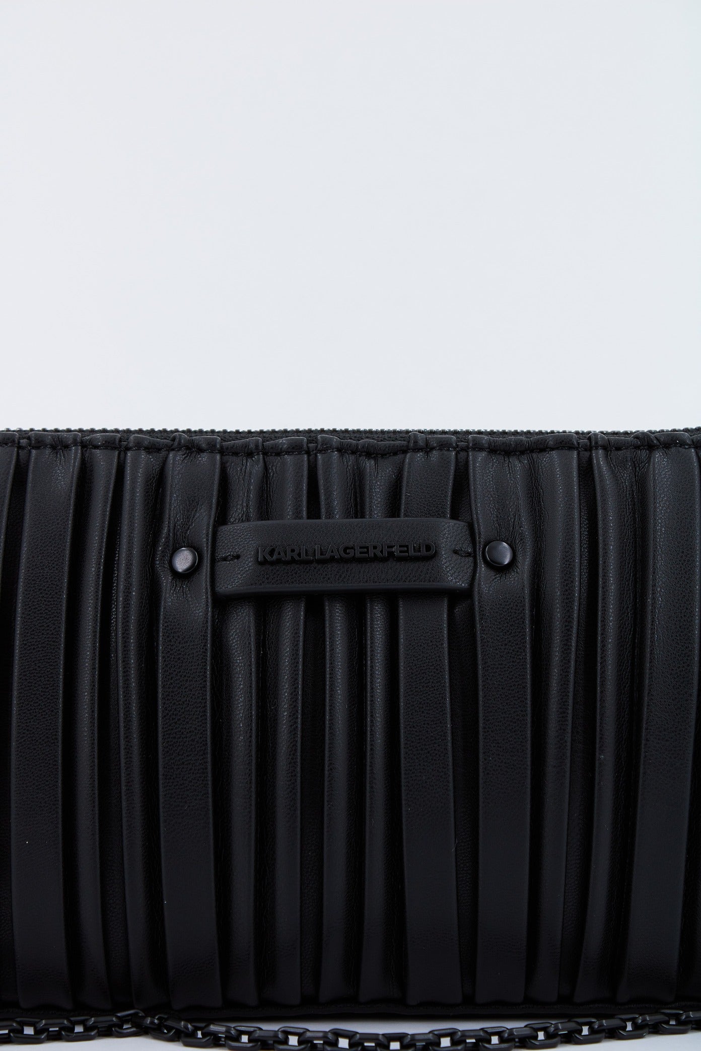 KARL LAGERFELD KUSHION SHOULDER POUCH en color NEGRO  (4)