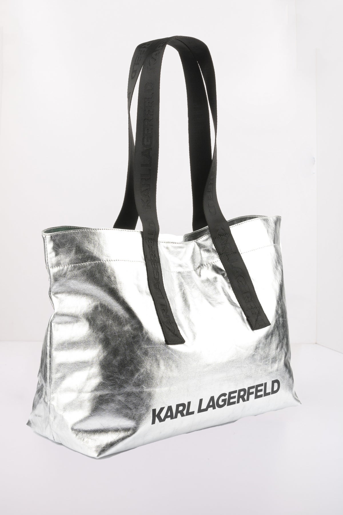 KARL LAGERFELD K/ESSENTIAL COATED SHOPPER en color PLATA  (2)