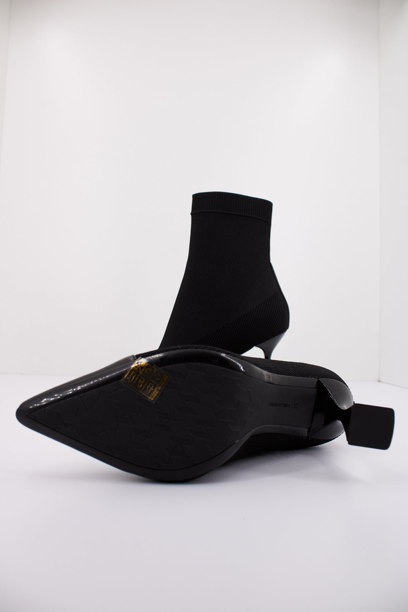 KARL LAGERFELD DEBUT II EMBRO KNIT ANKLE B en color NEGRO  (5)