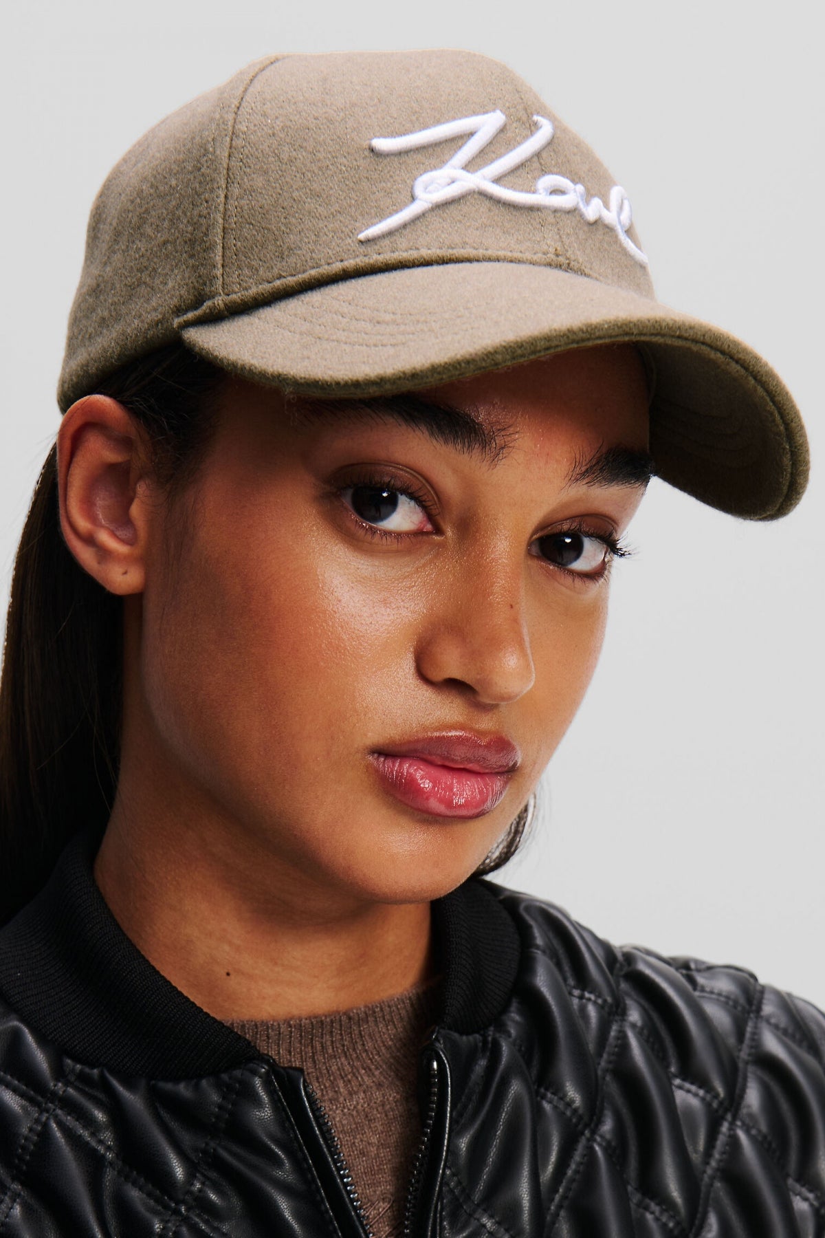 KARL LAGERFELD K/SIGNATURE WOOL CAP en color GRIS  (4)