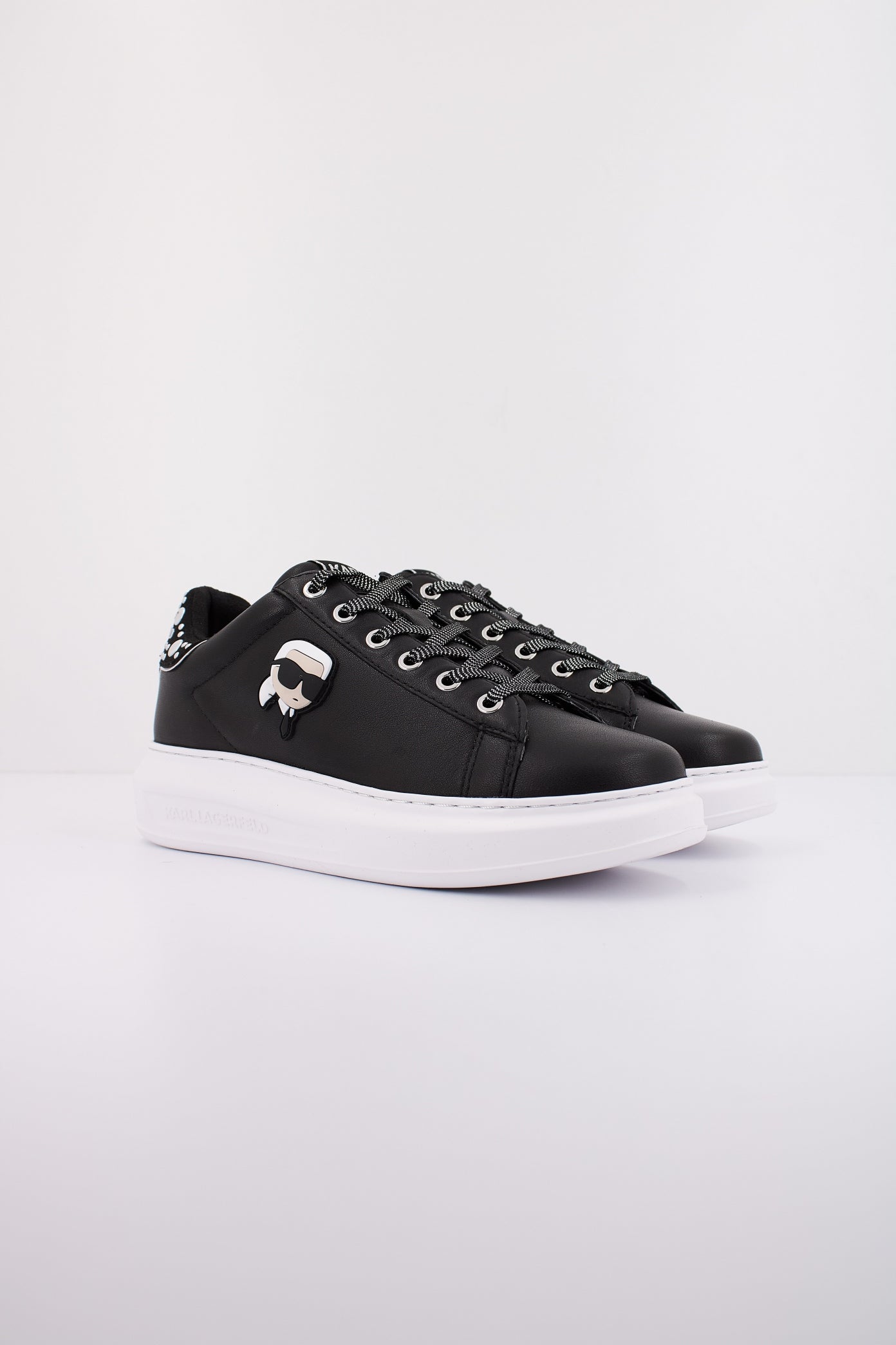 KARL LAGERFELD KAPRI NFT MIRROR STUDS LO en color NEGRO  (2)