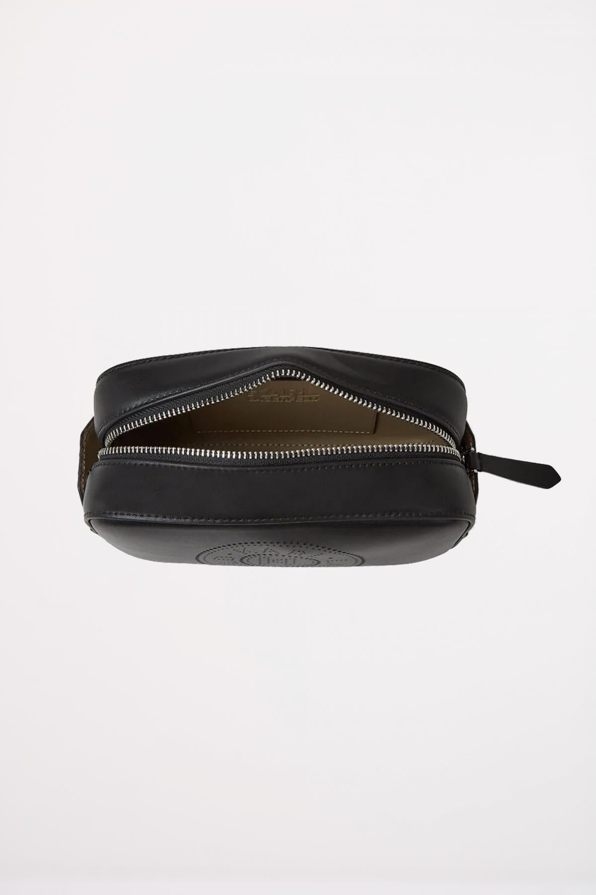 KARL LAGERFELD CIRLCE CAMERA BAG PERFORAT en color NEGRO  (3)