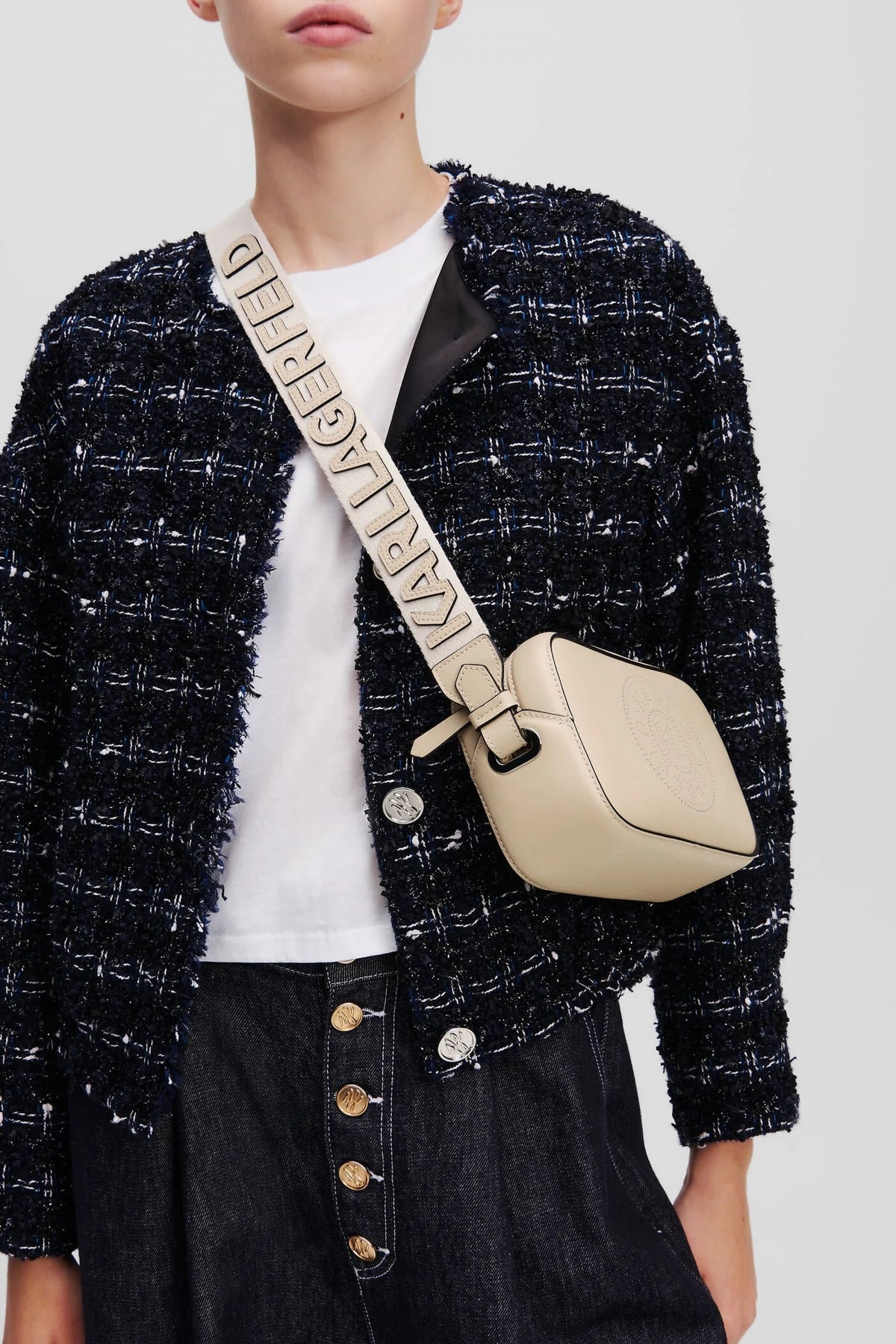 KARL LAGERFELD CIRLCE CAMERA BAG PERFORAT en color BEIS  (4)