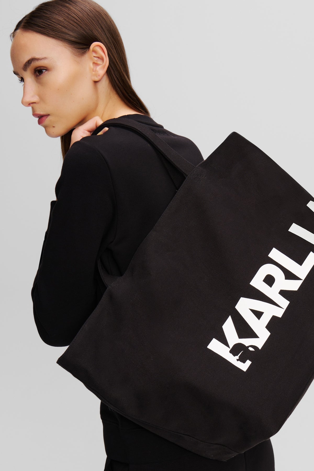 KARL LAGERFELD K ESSENTIAL BIG LOGO SHOPP en color NEGRO  (4)