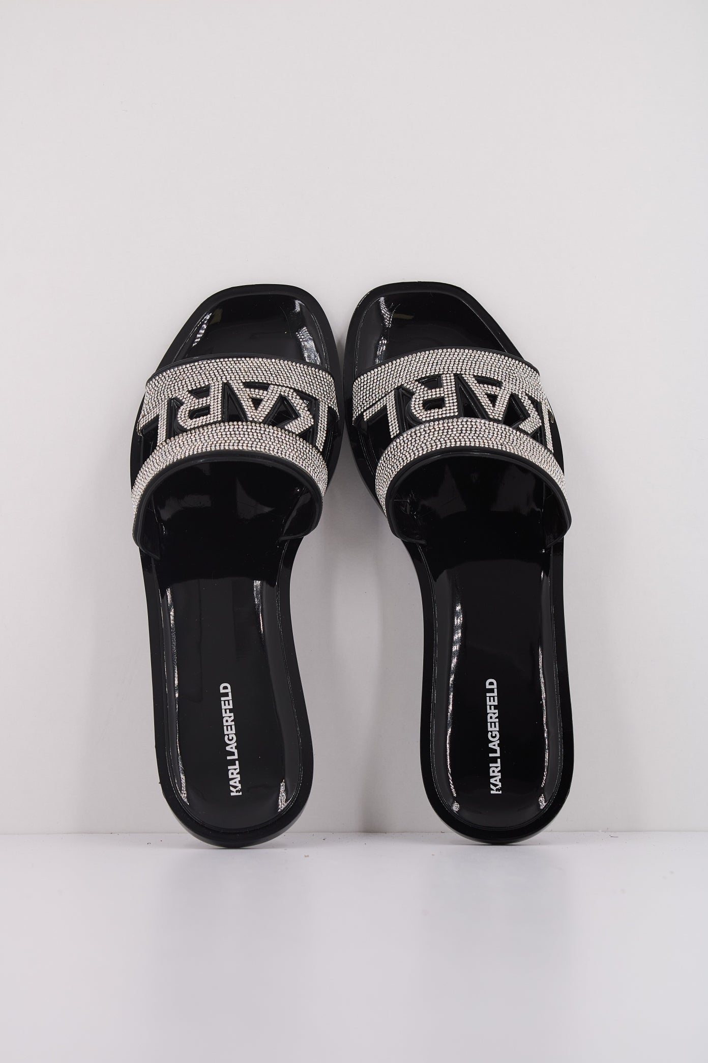 KARL LAGERFELD JELLY III SPARKLE CUT-OUT en color NEGRO  (3)