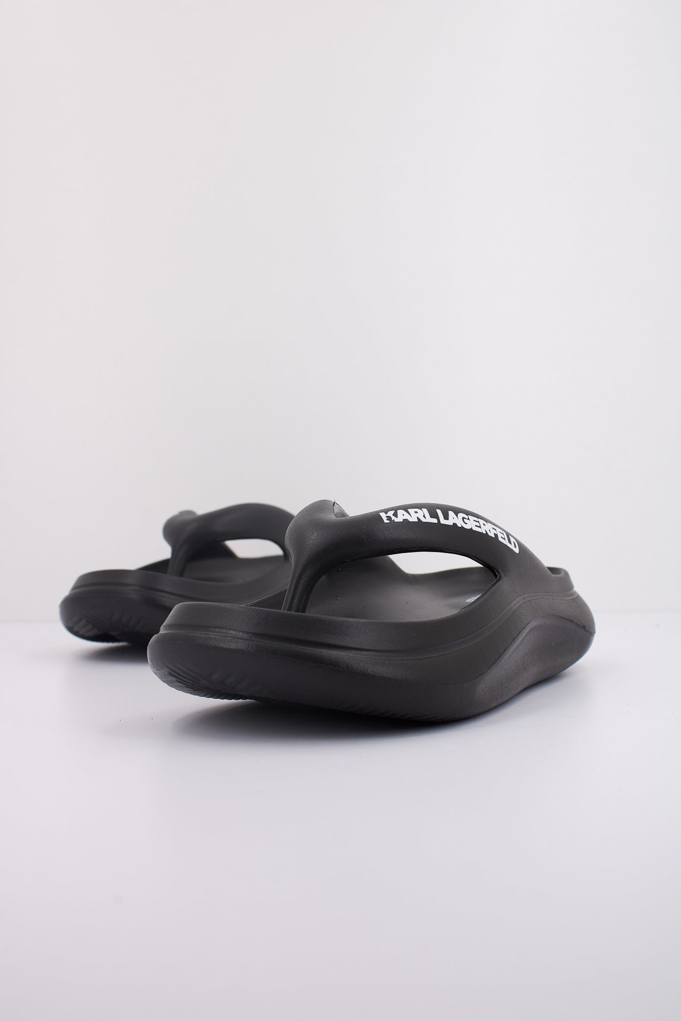 KARL LAGERFELD SKOONA II HOTEL KARL THONG en color NEGRO  (2)