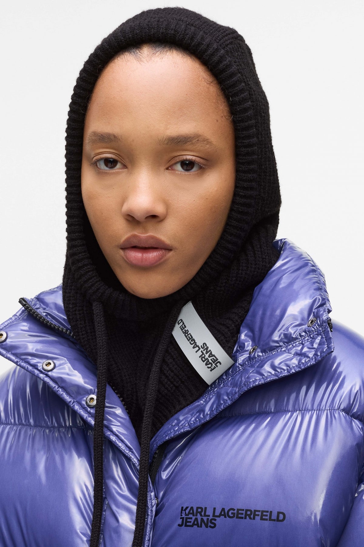 KARL LAGERFELD KLJ ESSENTIAL BALACLAVA en color NEGRO  (2)
