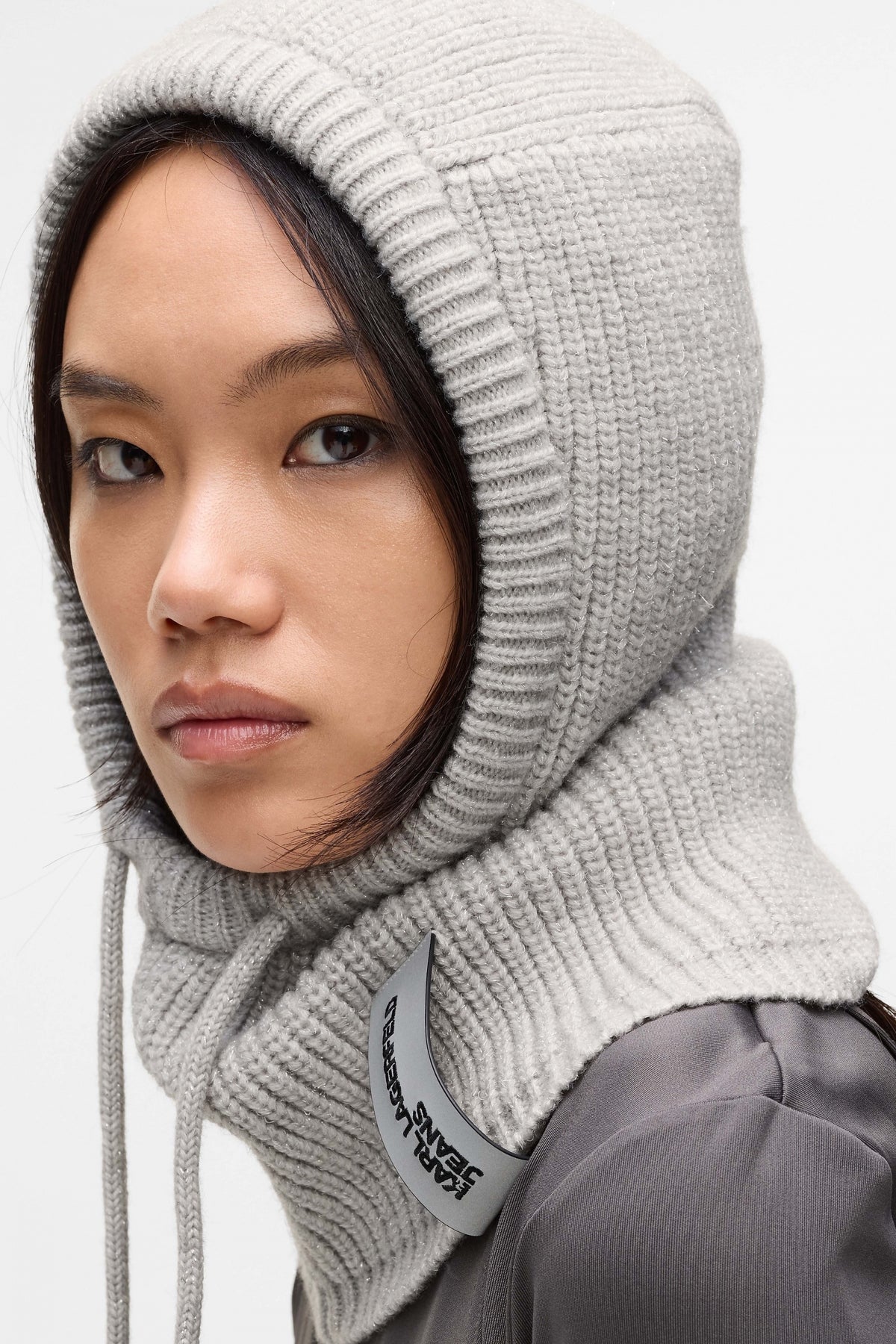 KARL LAGERFELD KLJ ESSENTIAL BALACLAVA LU en color GRIS  (2)