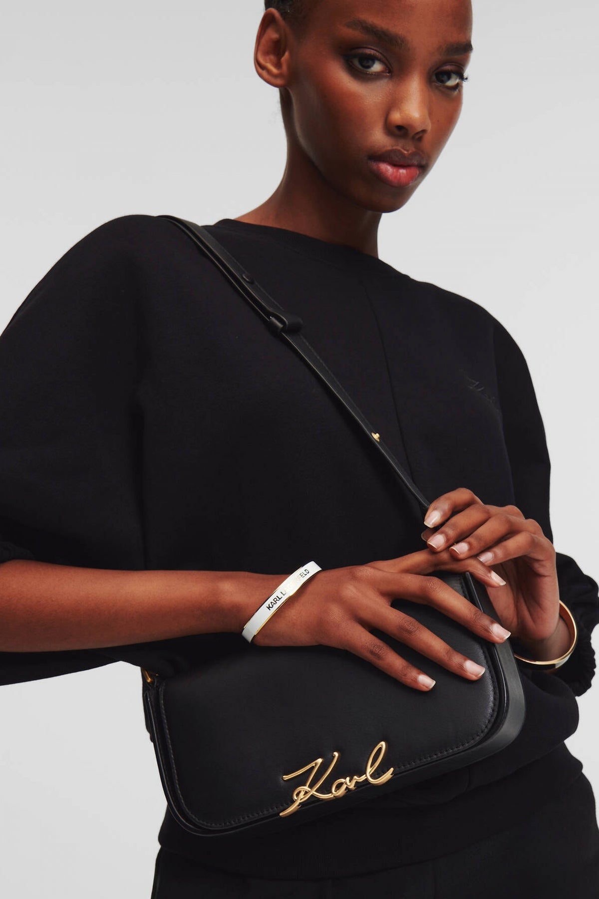 KARL LAGERFELD K SIGNATURE CROSSBODY en color NEGRO  (4)