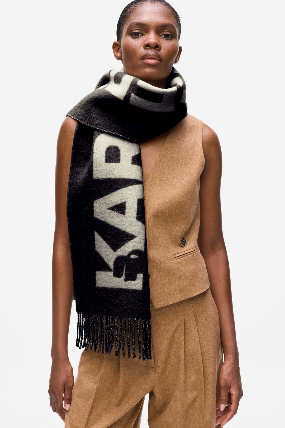 KARL LAGERFELD K ESSENTIAL JKRD WOVEN SCARF en color NEGRO  (2)