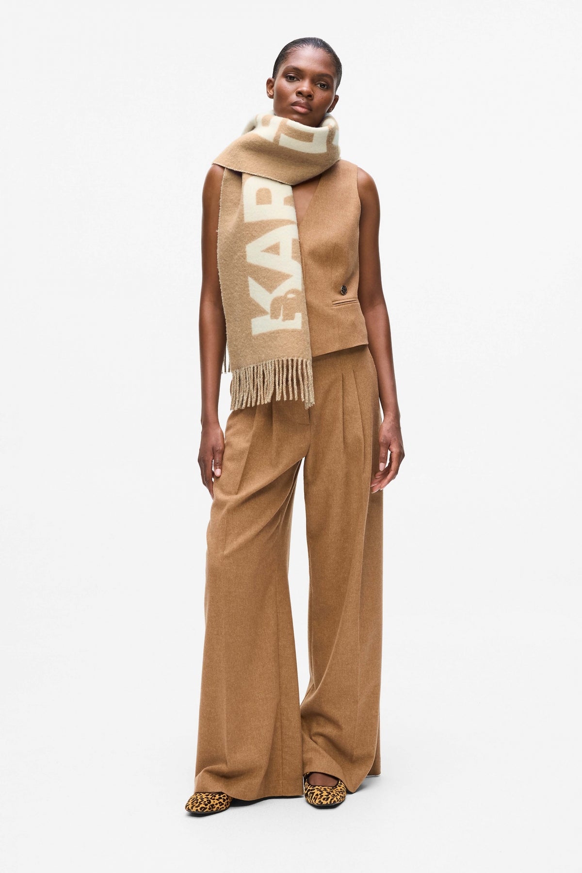 KARL LAGERFELD K ESSENTIAL JKRD WOVEN SCARF en color MARRON CLARO  (2)