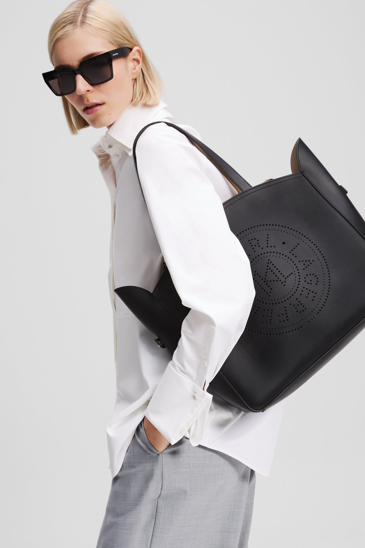 KARL LAGERFELD K CIRCLE MID ZIP TOTE en color NEGRO  (4)