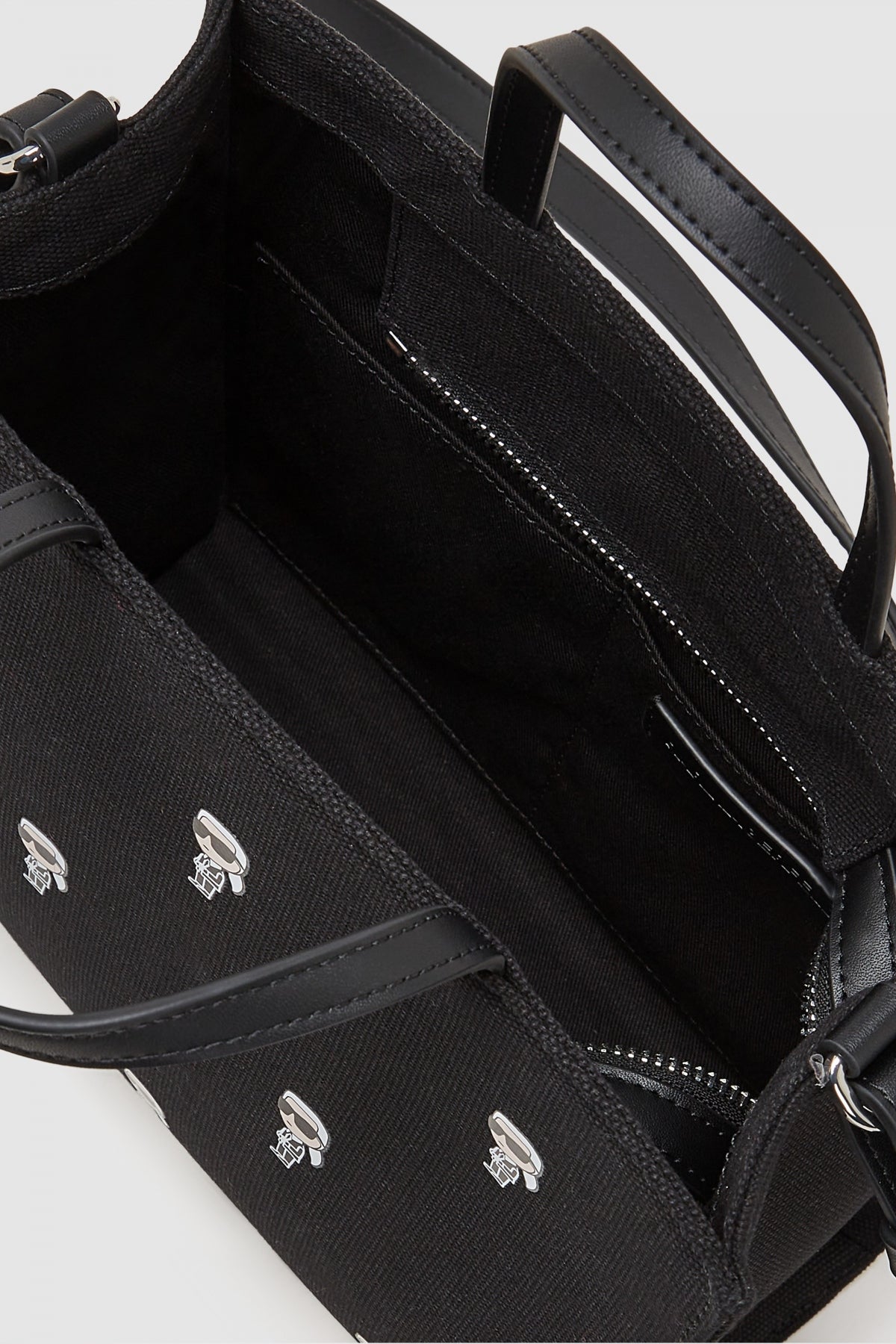KARL LAGERFELD IKON AOP SM SQUARE TOTE en color NEGRO  (3)