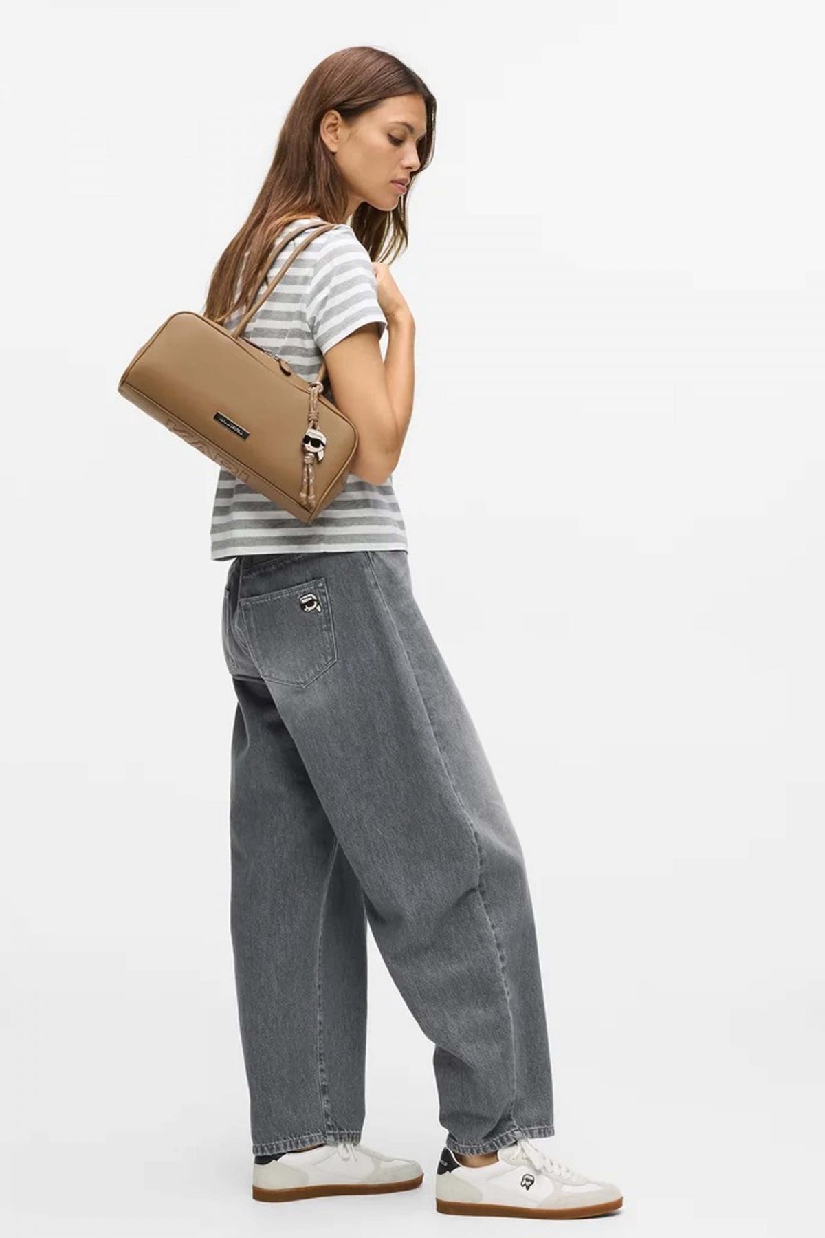 KARL LAGERFELD SMOOTH EW SHOULDER BA en color MARRON CLARO  (1)