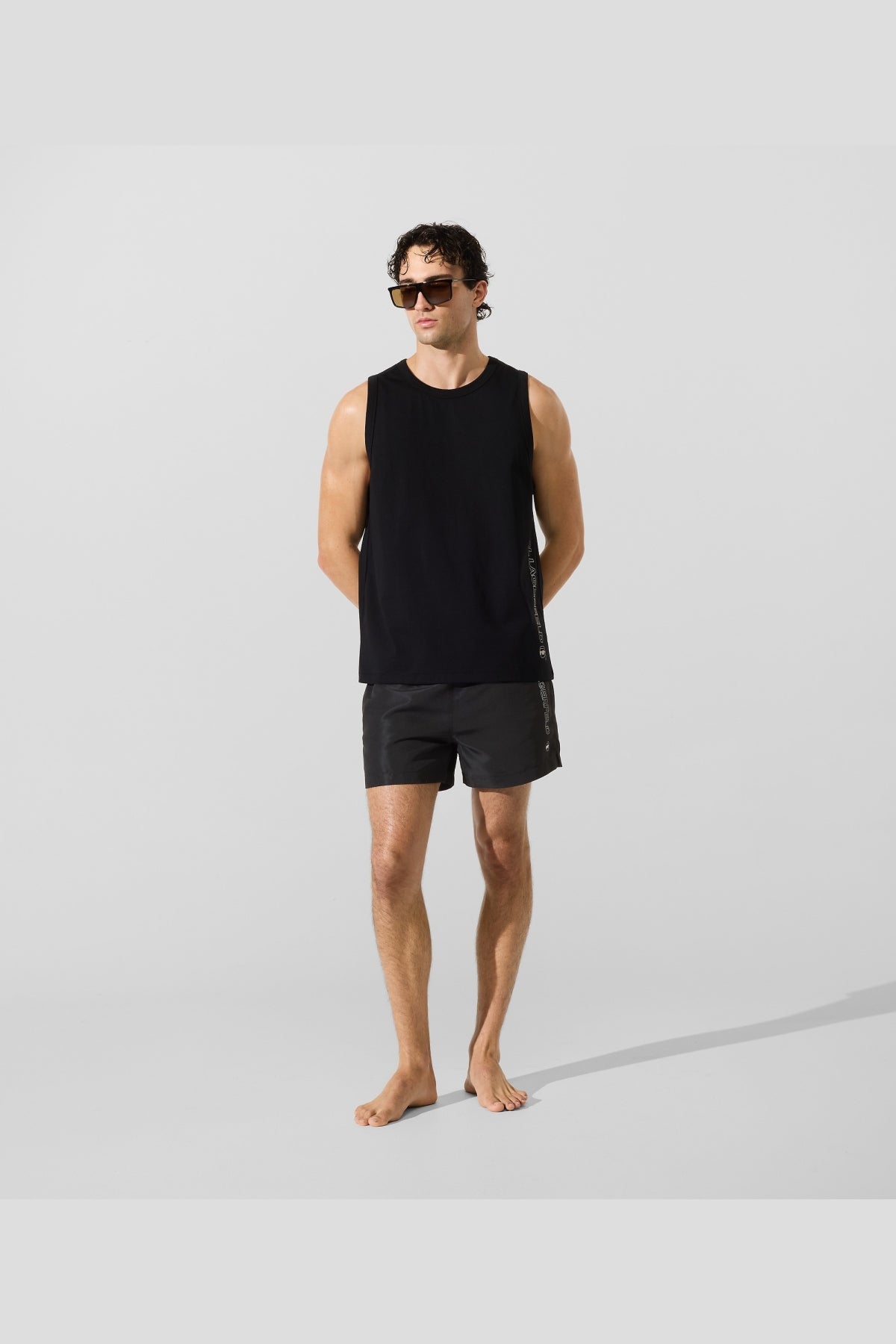 KARL LAGERFELD IKON SHINE SHORT BOARDSHOR en color NEGRO  (4)