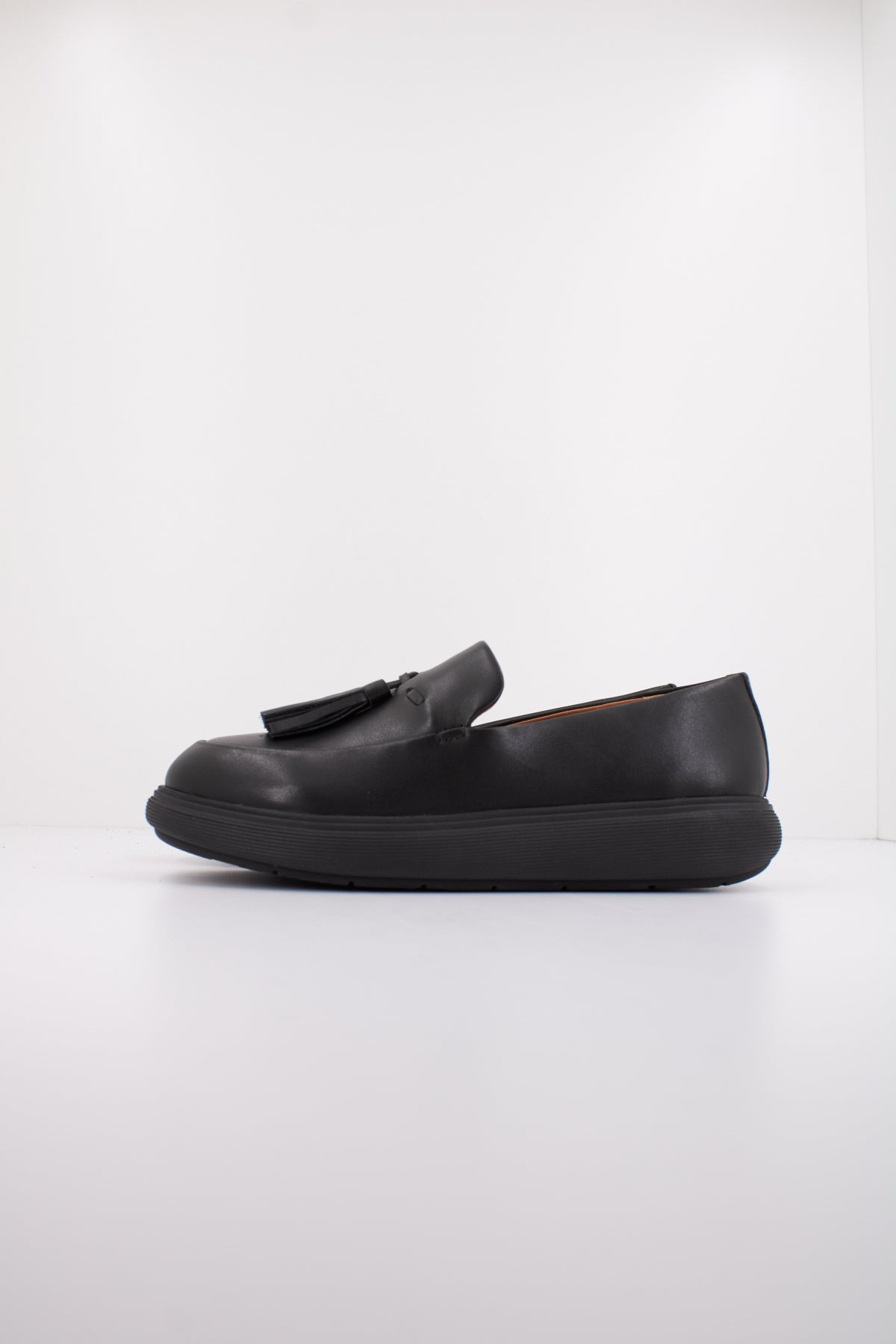 FITFLOP COMFF TASSEL LEATHER LOAFER en color NEGRO  (1)