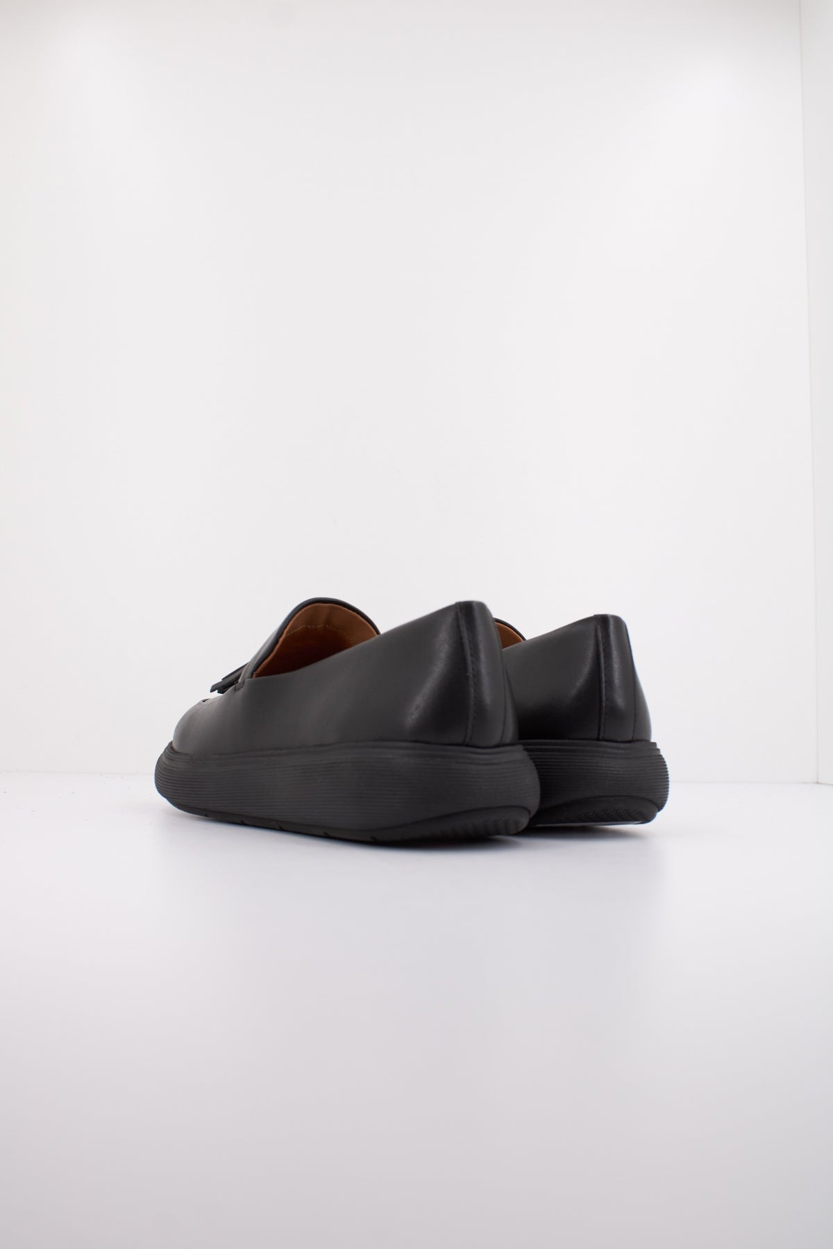 FITFLOP COMFF TASSEL LEATHER LOAFER en color NEGRO  (4)