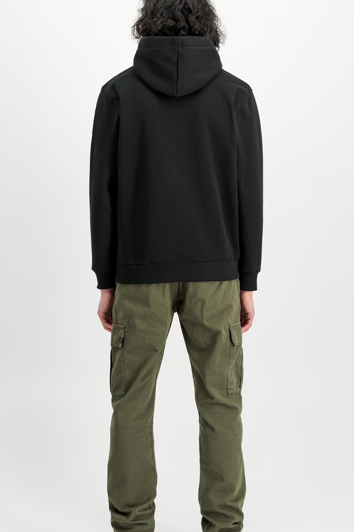 ALPHA INDUSTRIES THE BASIC HOODIE en color NEGRO  (2)