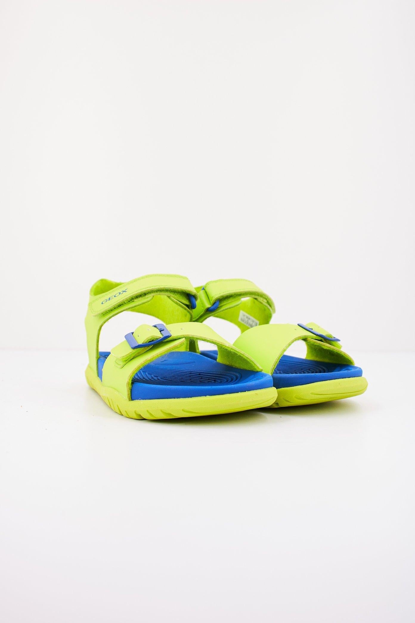 GEOX  J SANDAL FUSBETTO BO en color VERDE  (2)