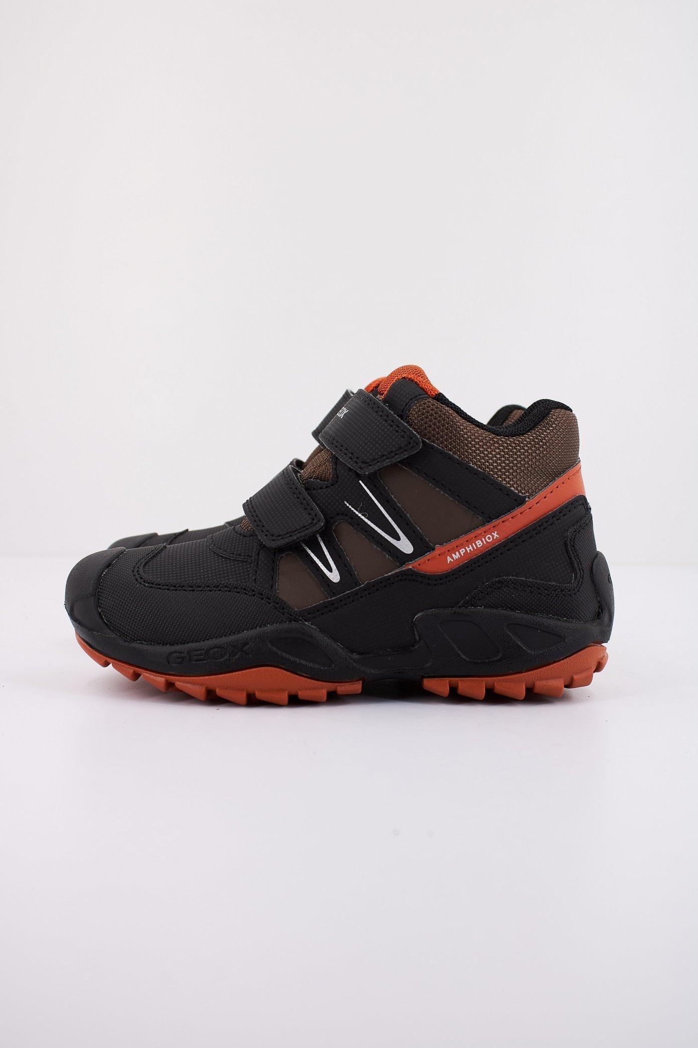 GEOX J NEW SAVAGE BOY B A en color NEGRO  (1)