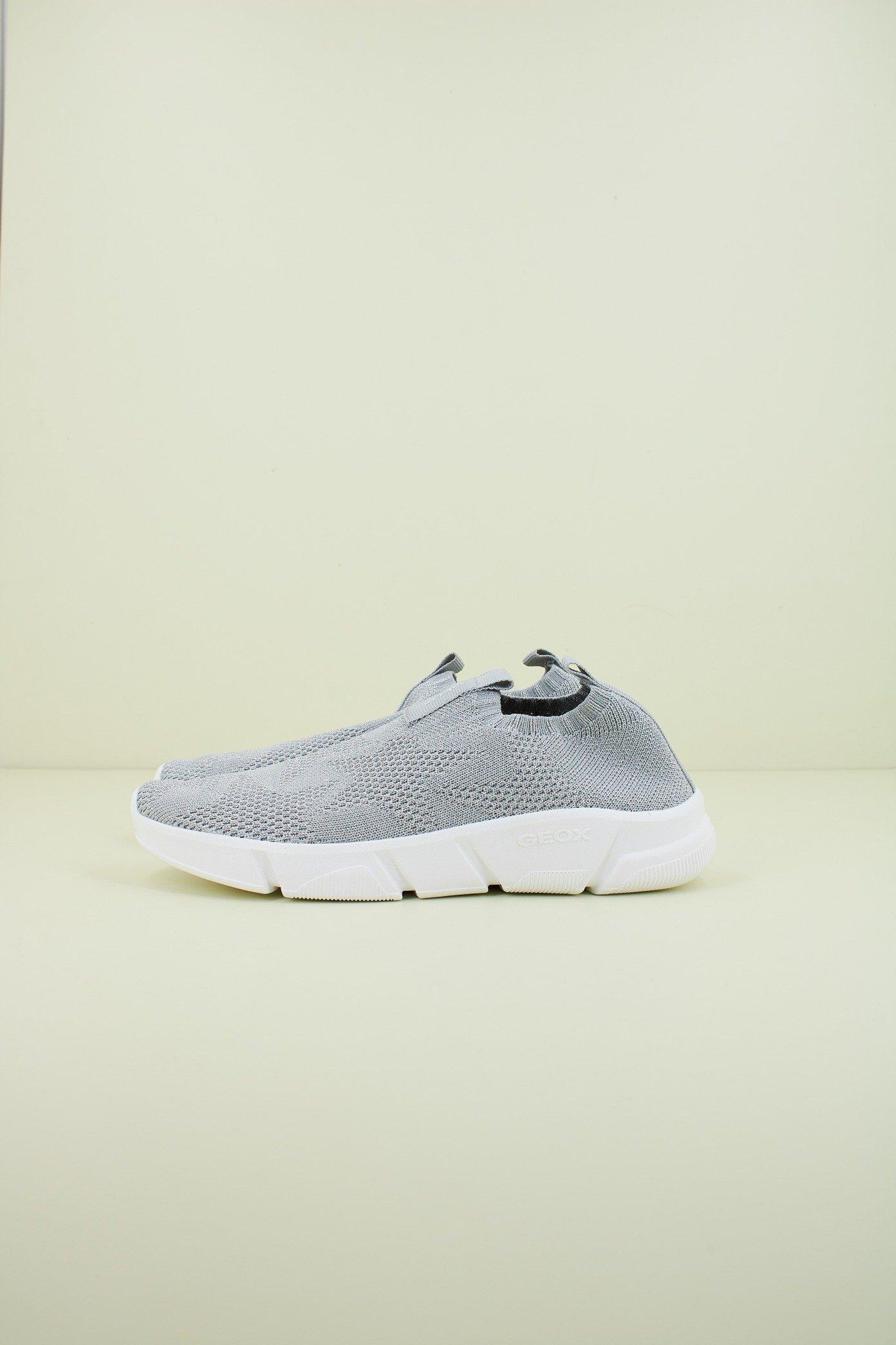 GEOX J ARIL GIRL en color PLATA  (1)