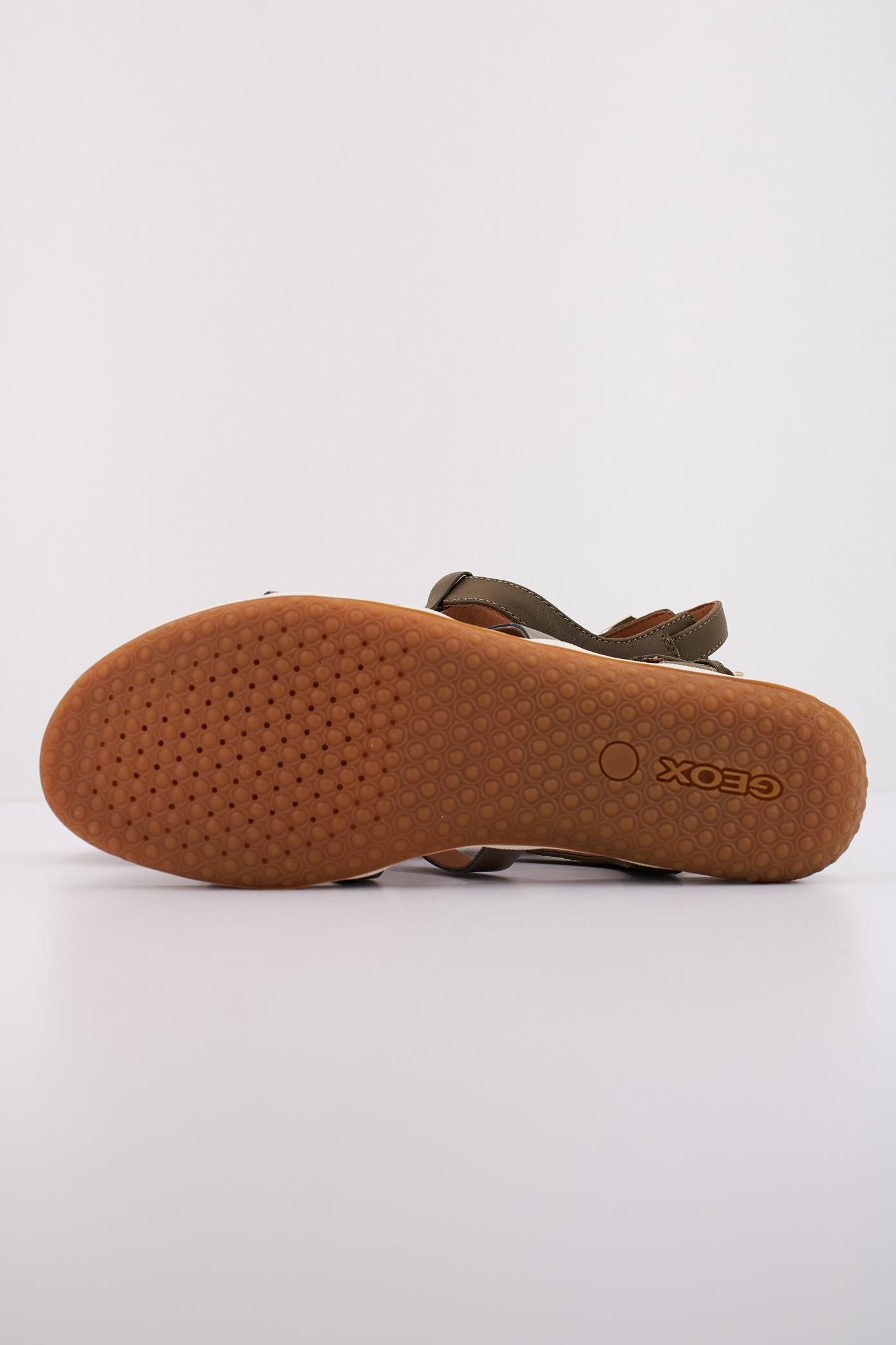 GEOX D SANDAL VEGA en color VERDE  (5)
