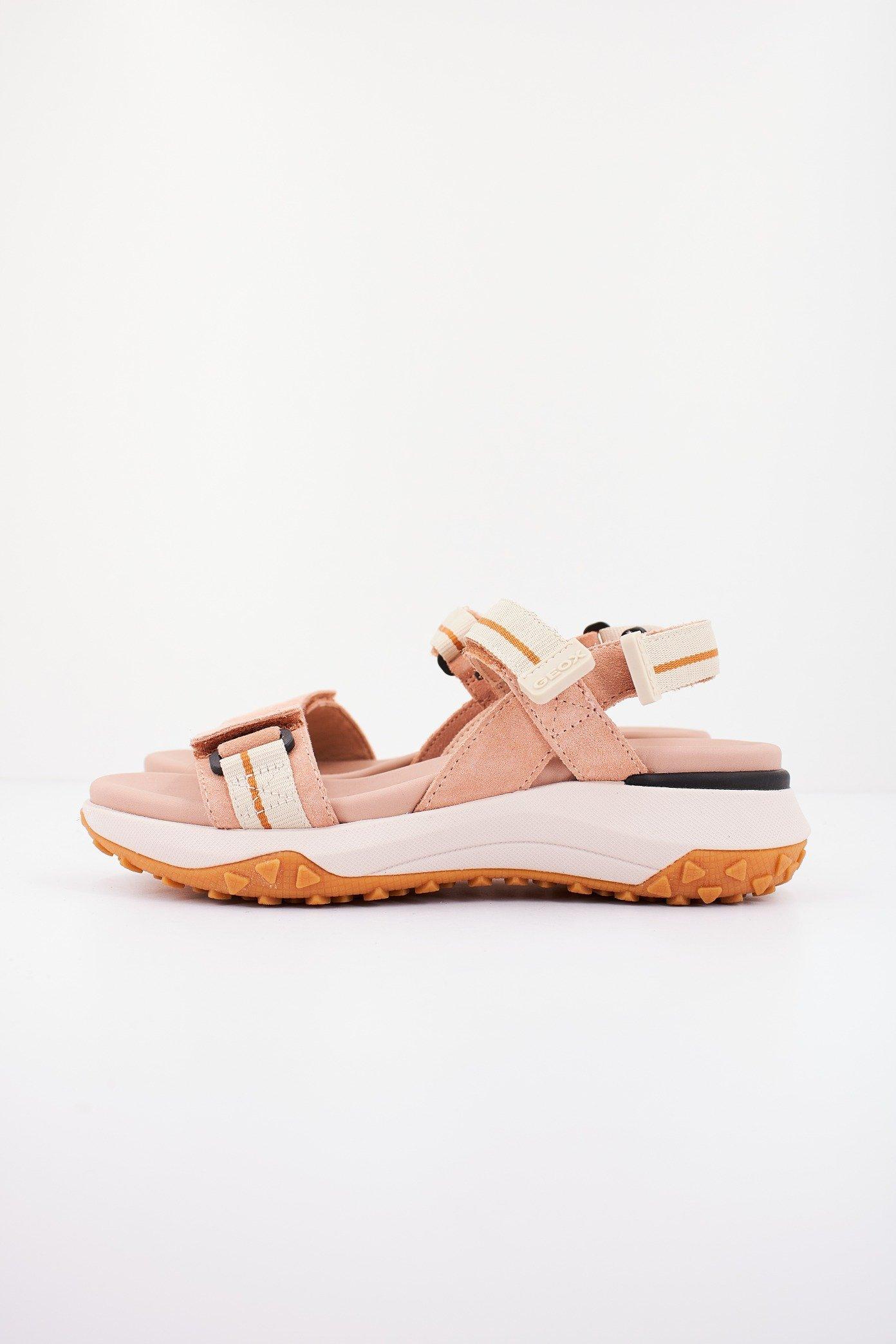 GEOX D SORAPIS + GRIP en color NUDE  (1)
