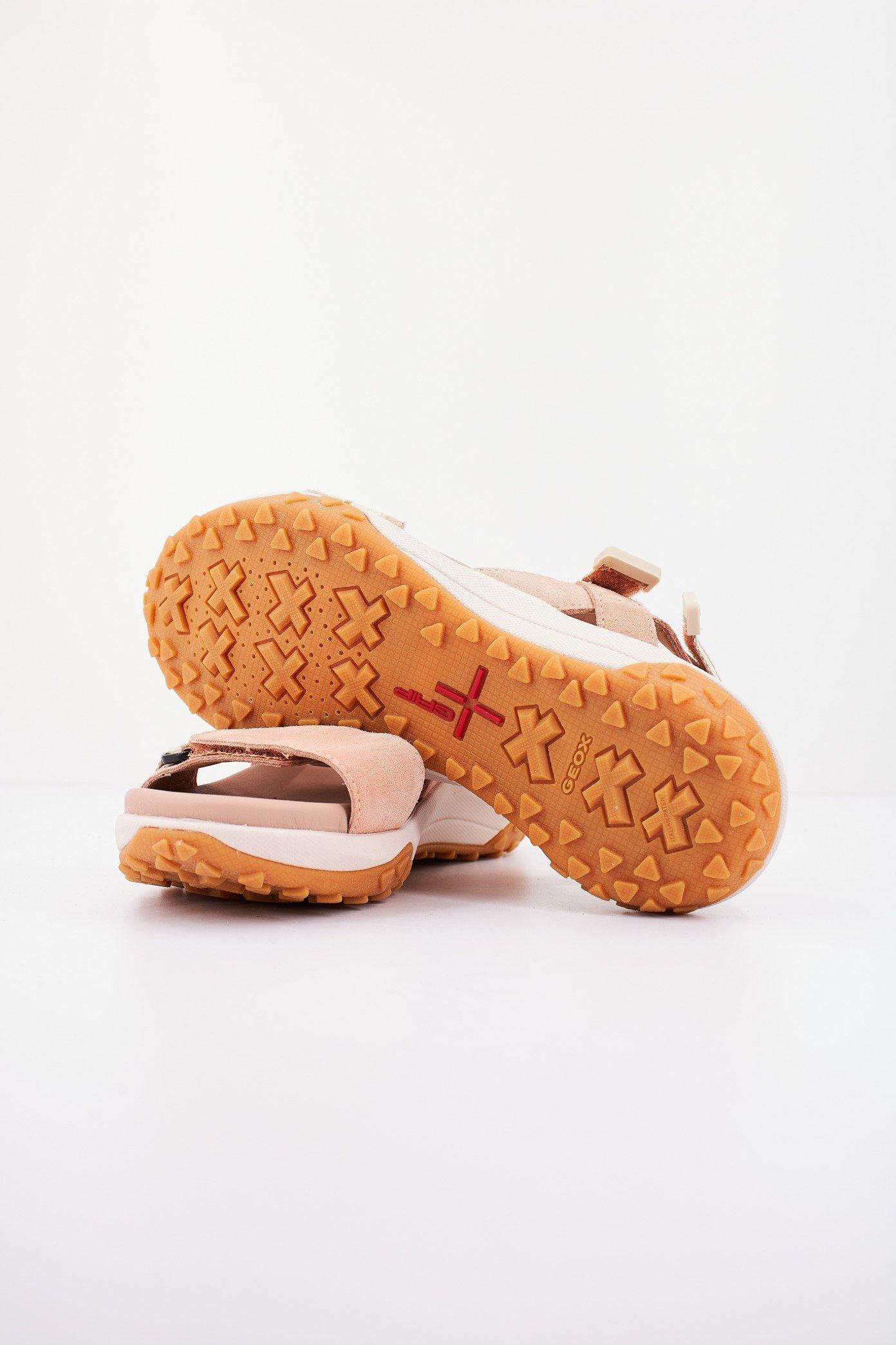 GEOX D SORAPIS + GRIP en color NUDE  (4)