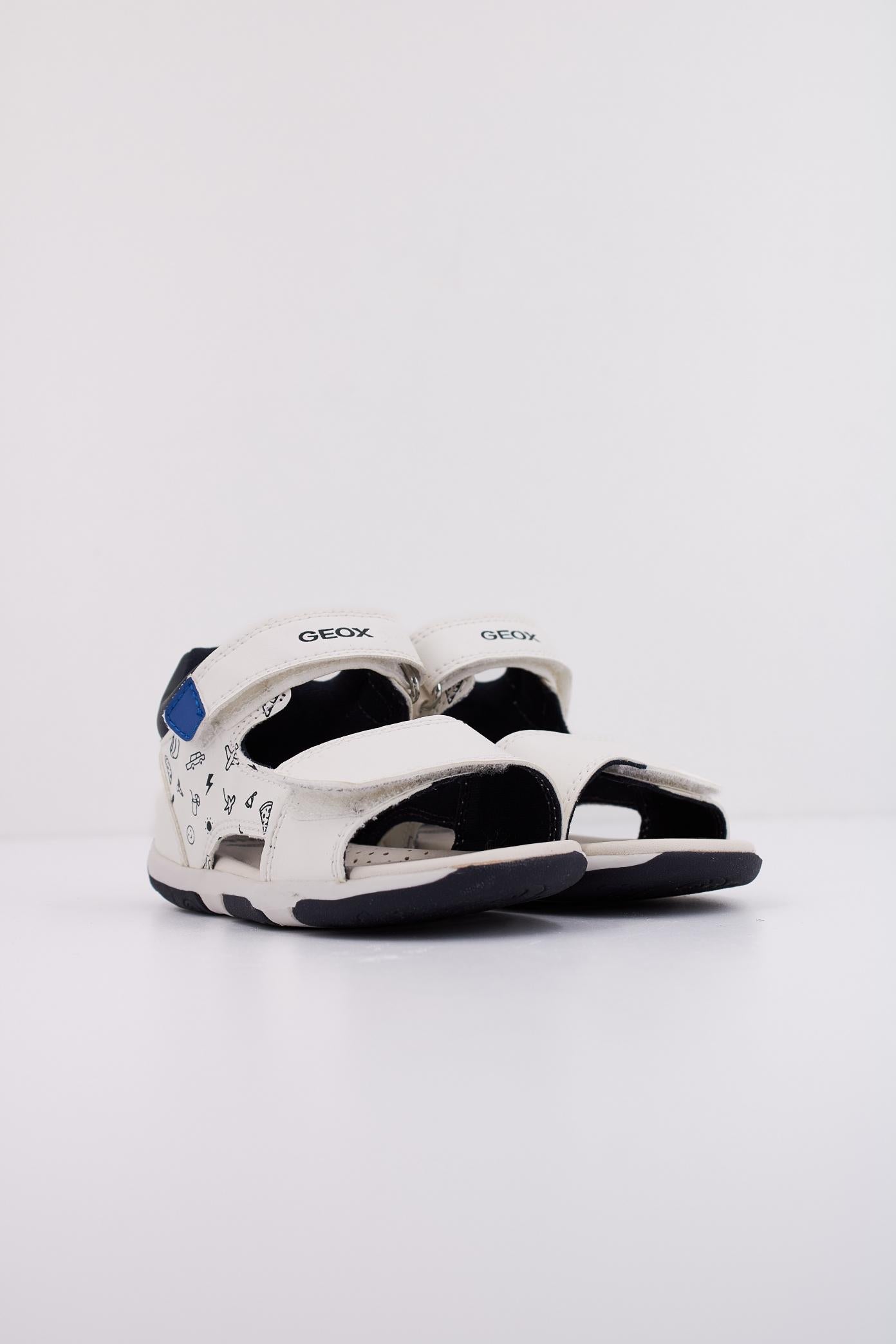 GEOX B SANDAL TAPUZ BOY en color BLANCO  (2)