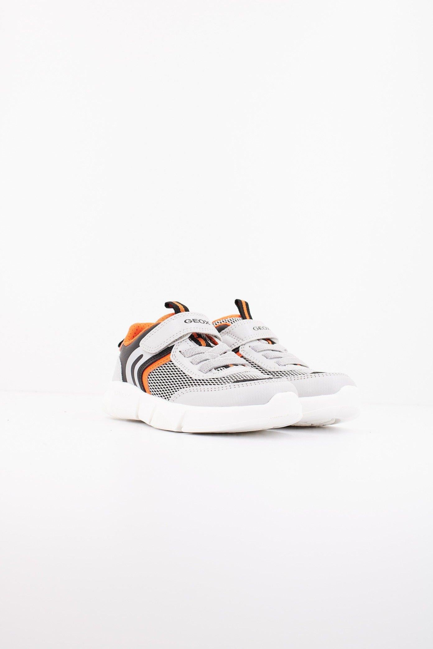GEOX J ARIL BOY en color GRIS  (2)