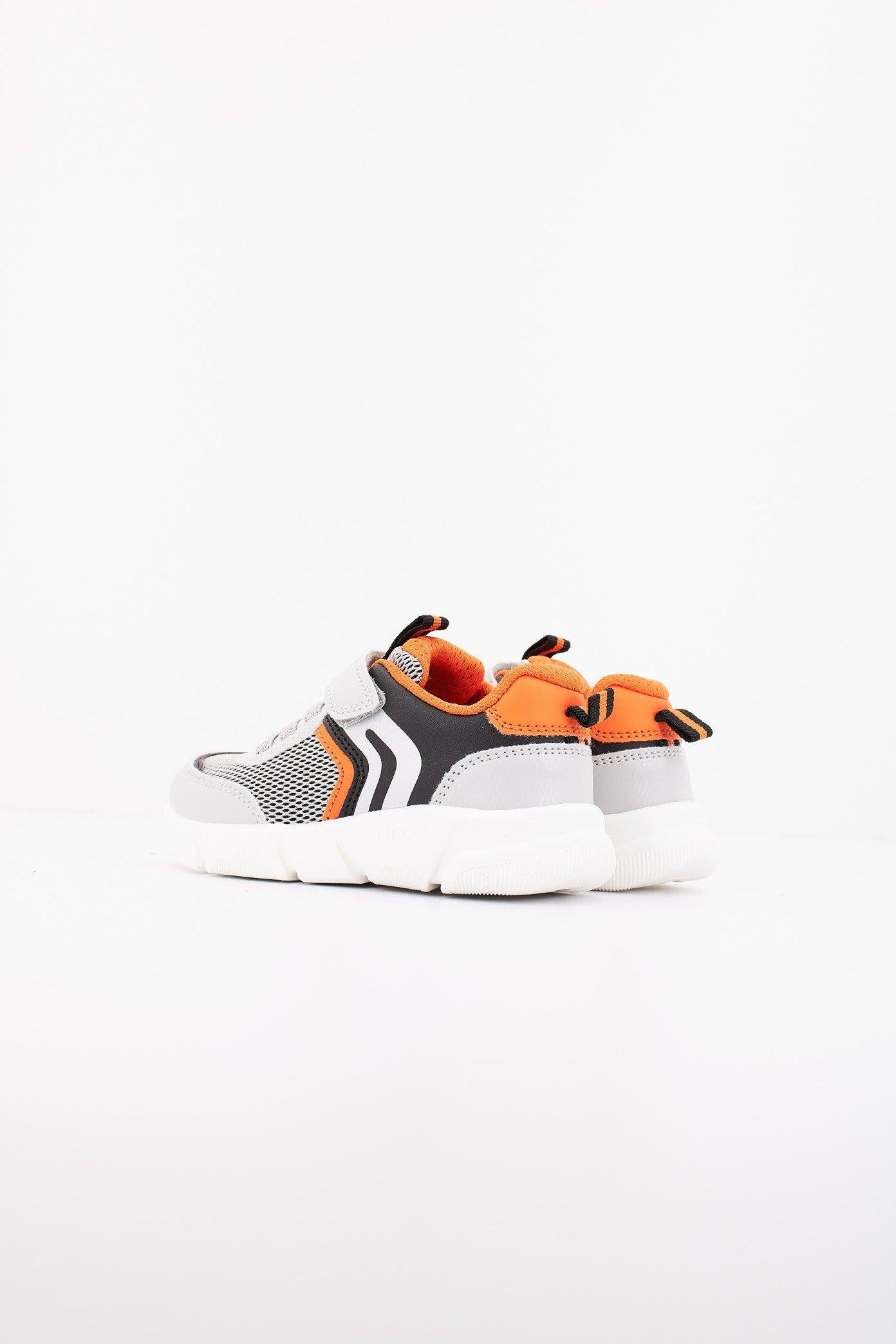GEOX J ARIL BOY en color GRIS  (3)